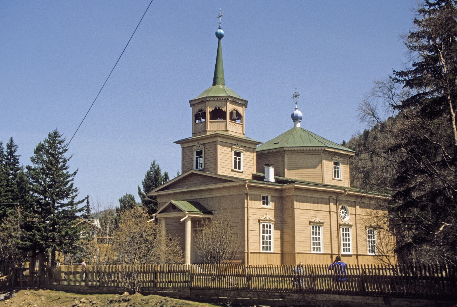 Altes sibirisches Holzhaus mit Bretterzaun bei Irkutsk