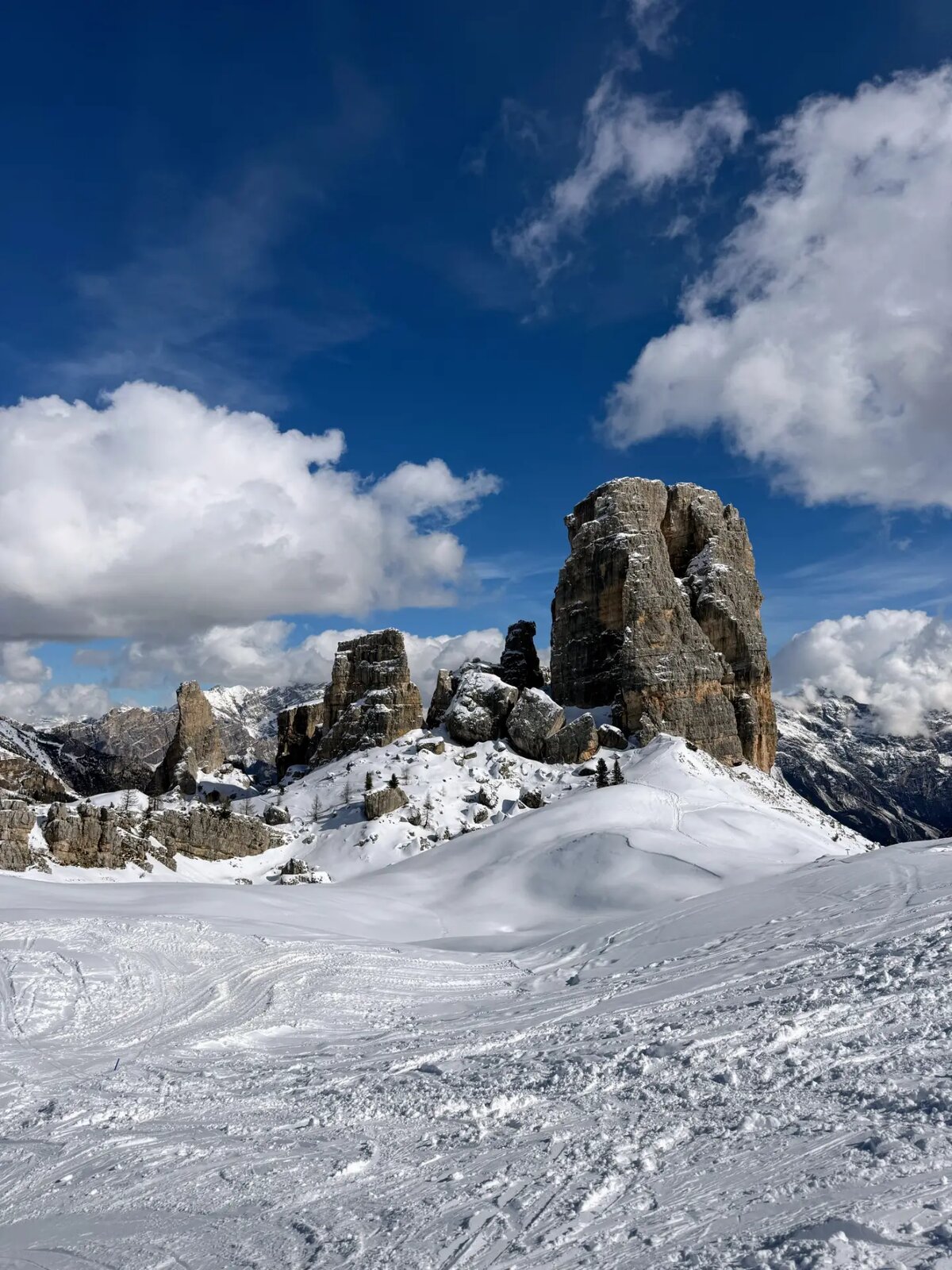 Felstürme der Cinque Torri im Schnee