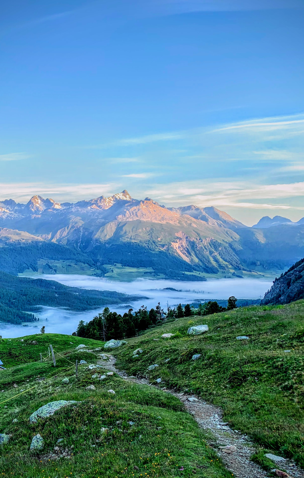 Morgenstimmung über dem Oberengadin with Nebelmeer im Tal