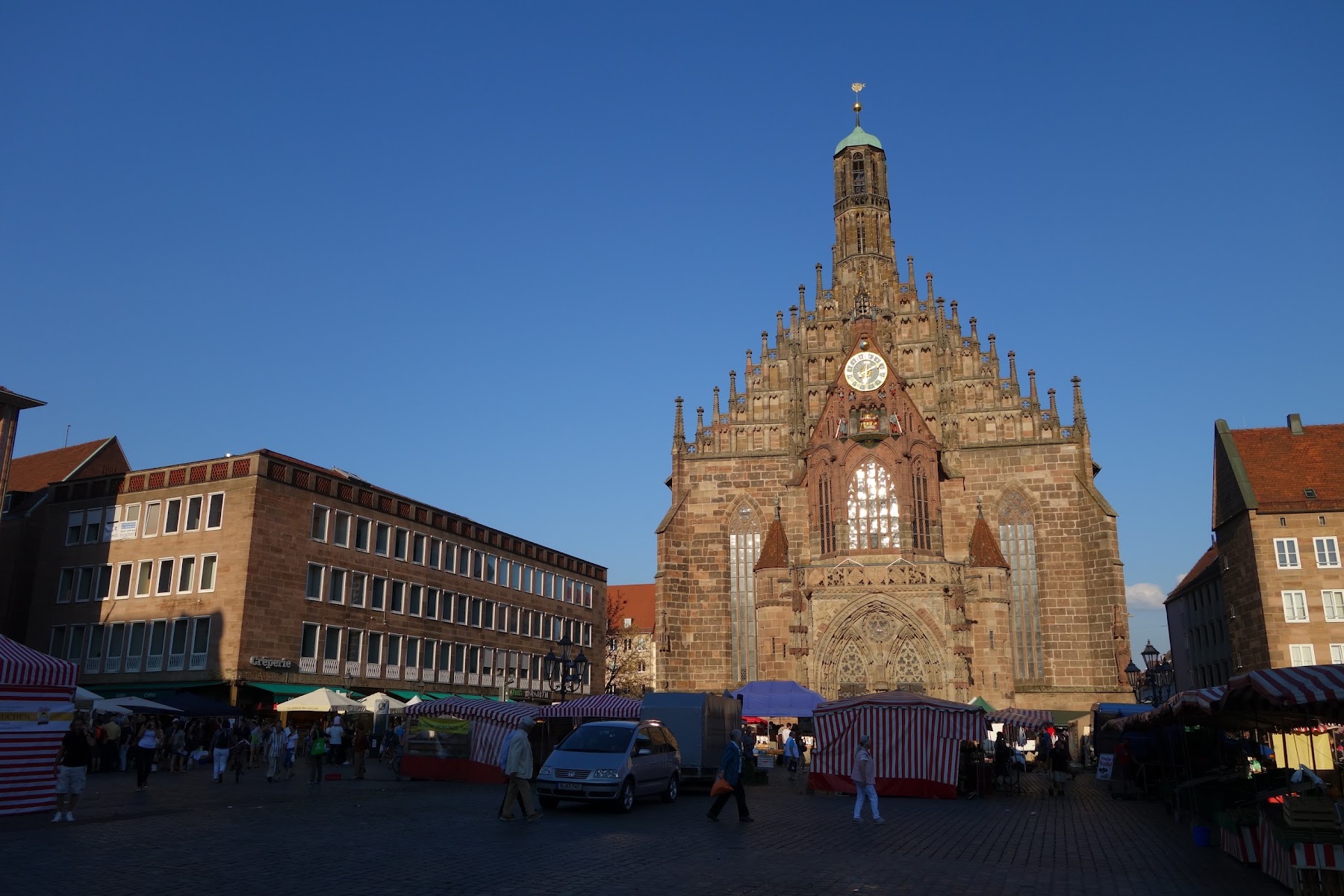 Die Frauenkirche am Hauptmarkt in Nürnberg