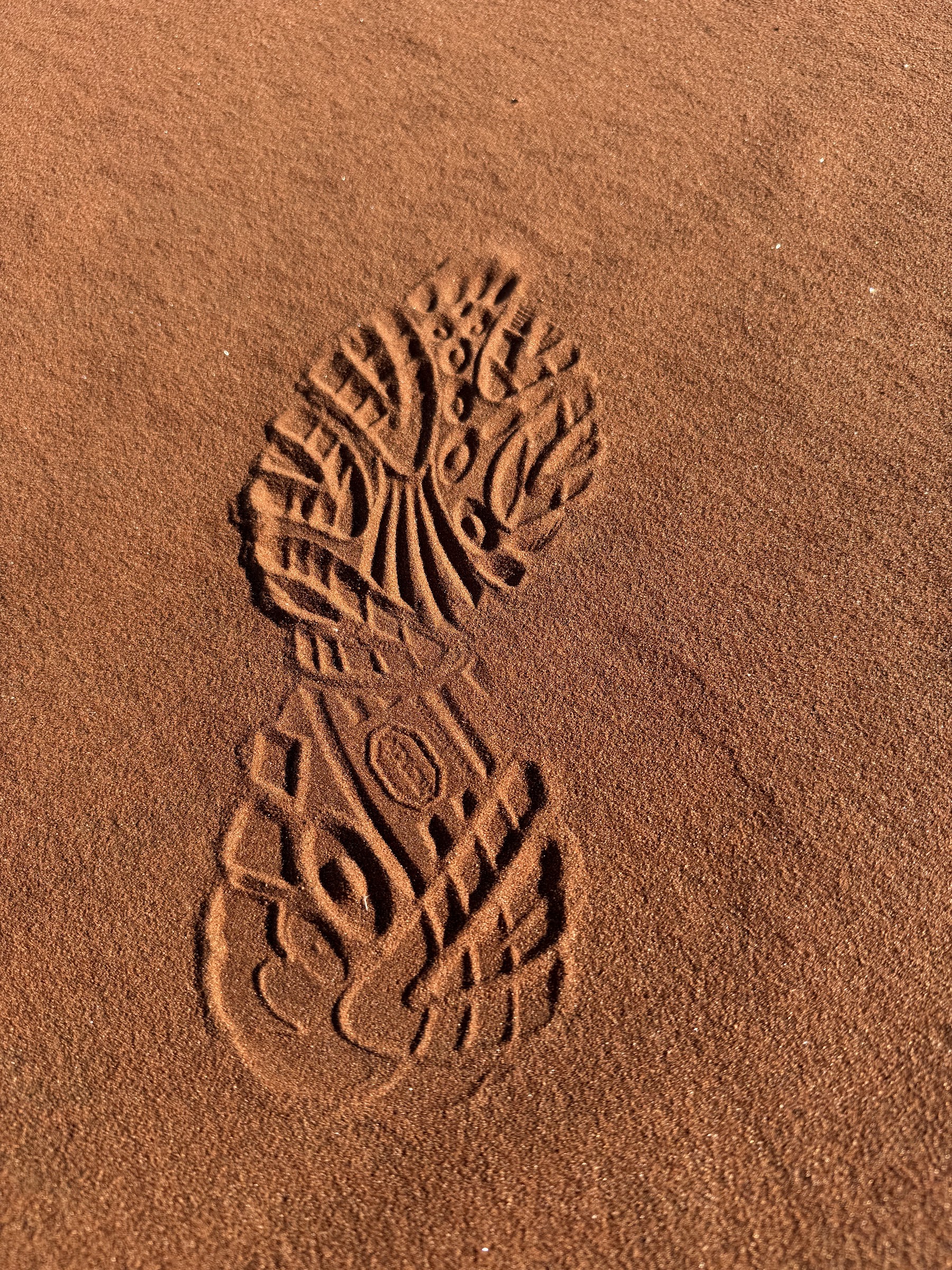 Fussspur im roten Sand der Namib