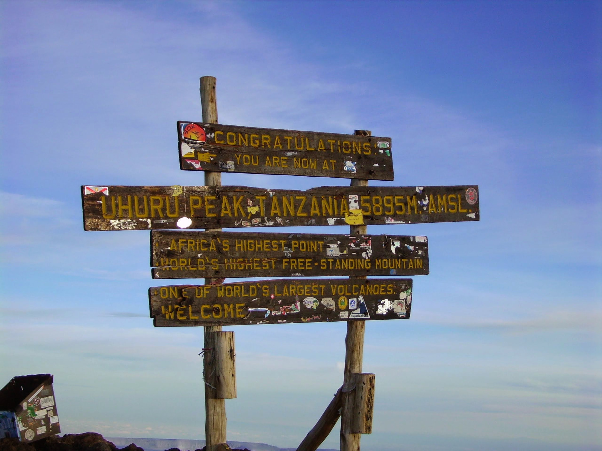 Gipfelschild am Uhuru Peak, 5895 Meter über Meer