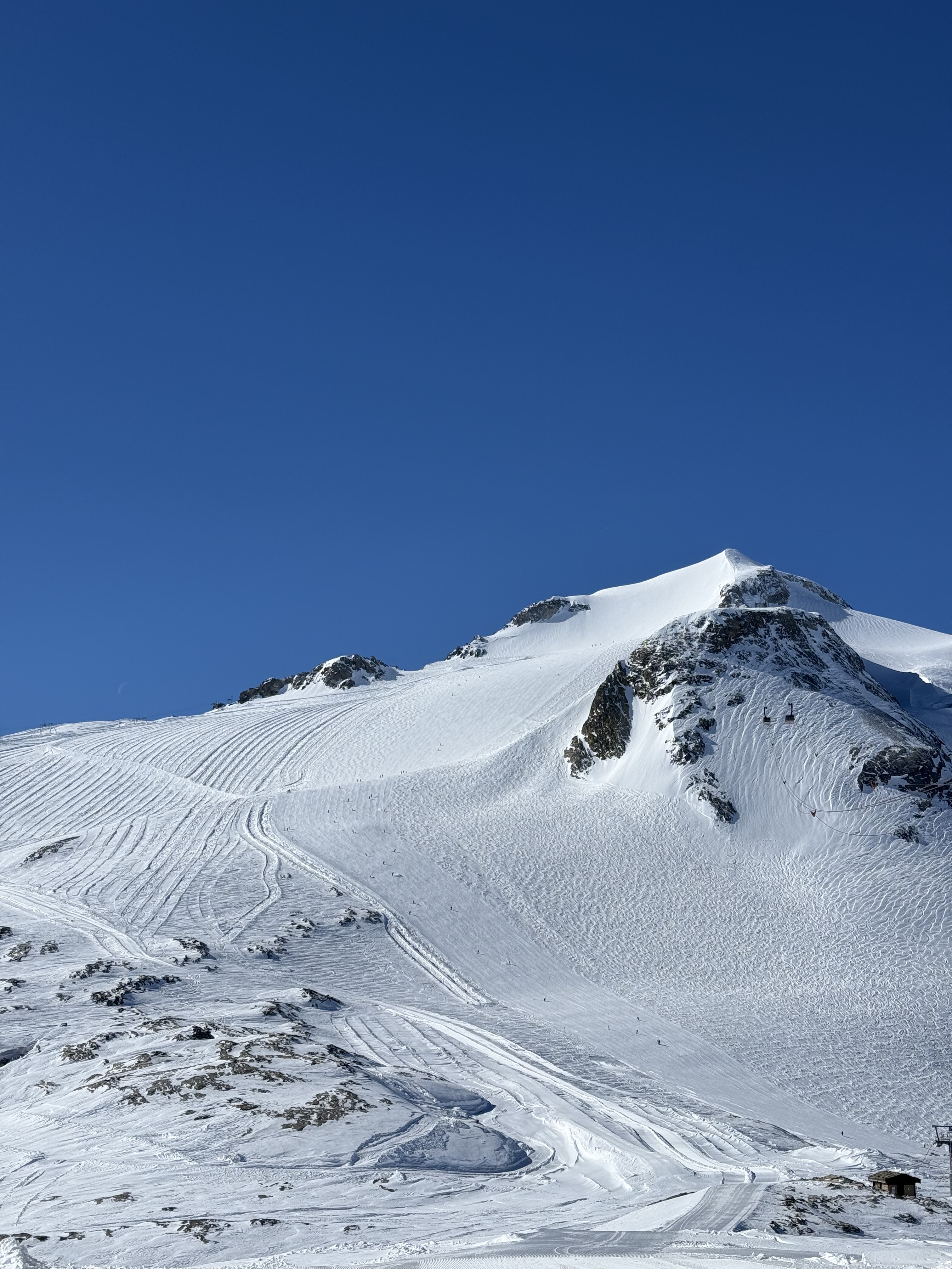 Gletscherhang von Les Deux Alpes unter tiefblauem Himmel