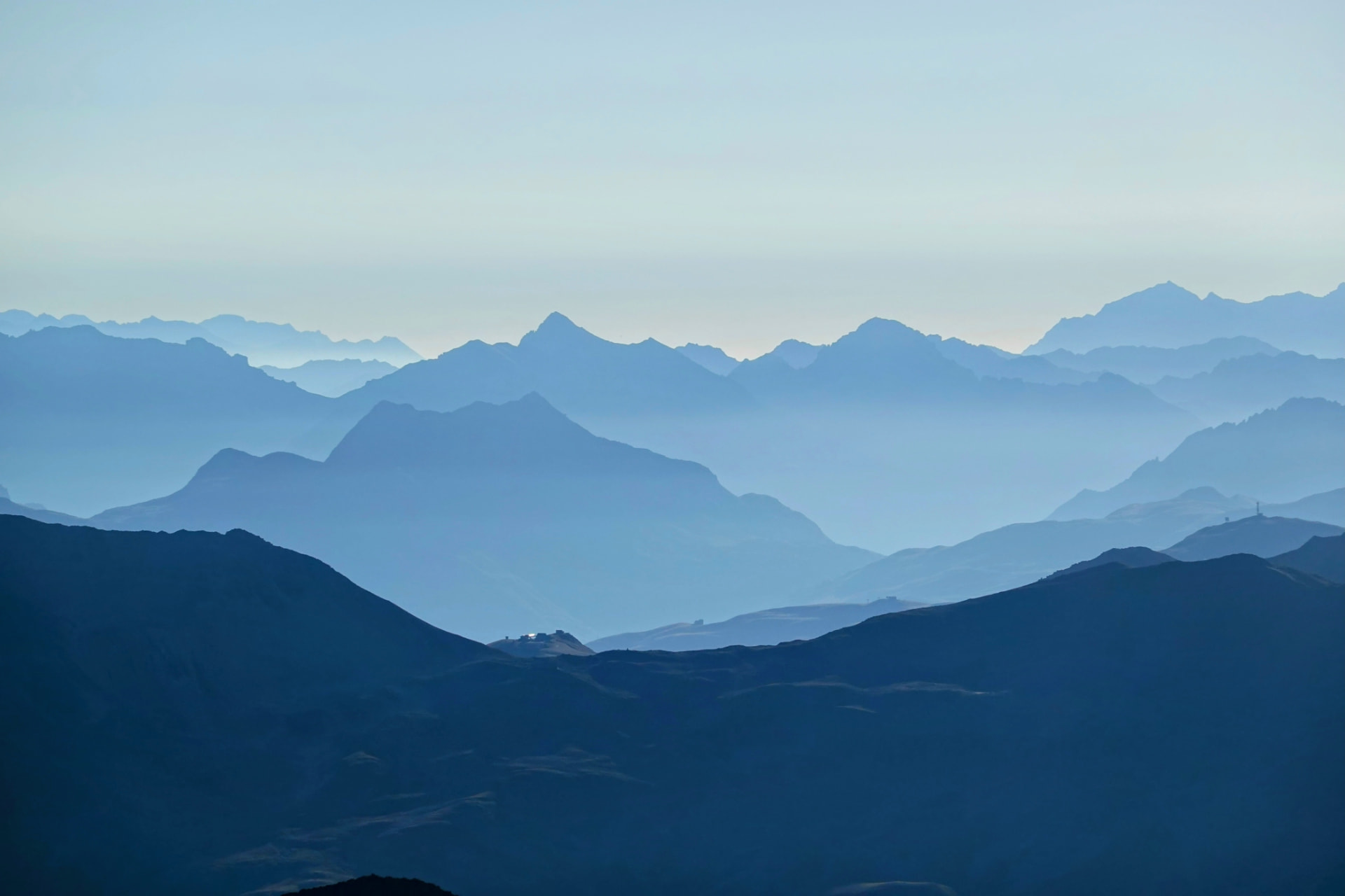 Gestaffelte Bergketten im blauen Dunst bis zum Horizont