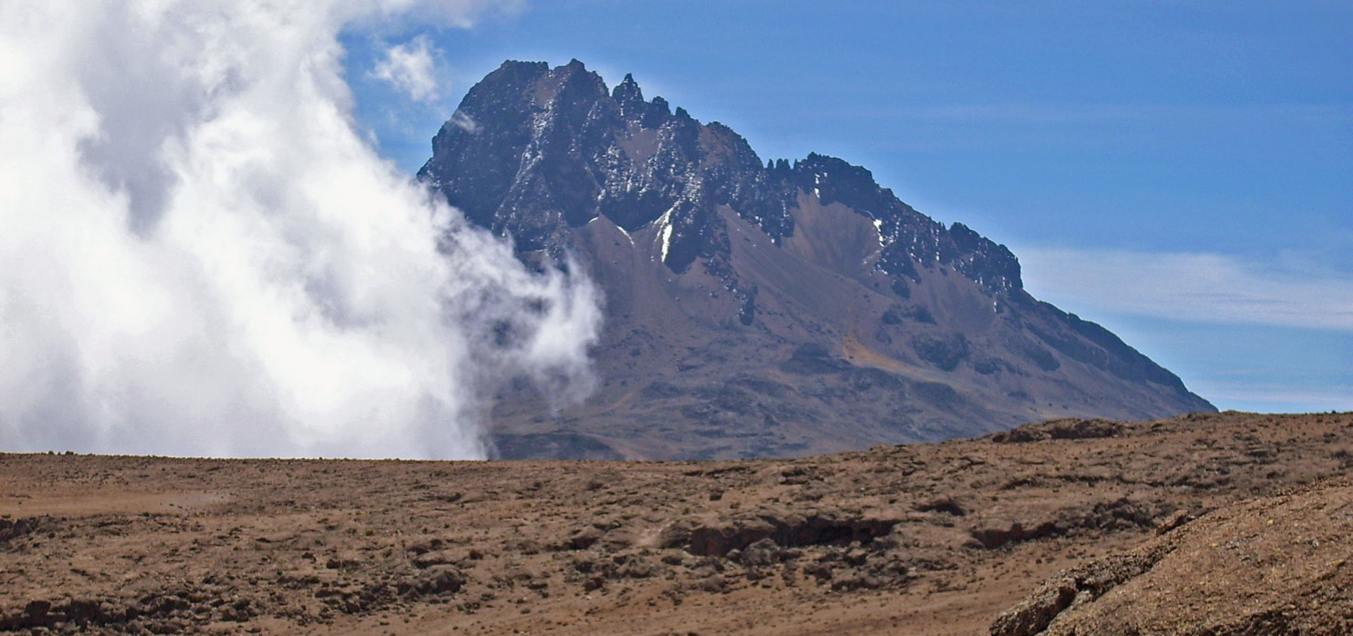 Der zerklüftete Mawenzi mit aufziehenden Wolken