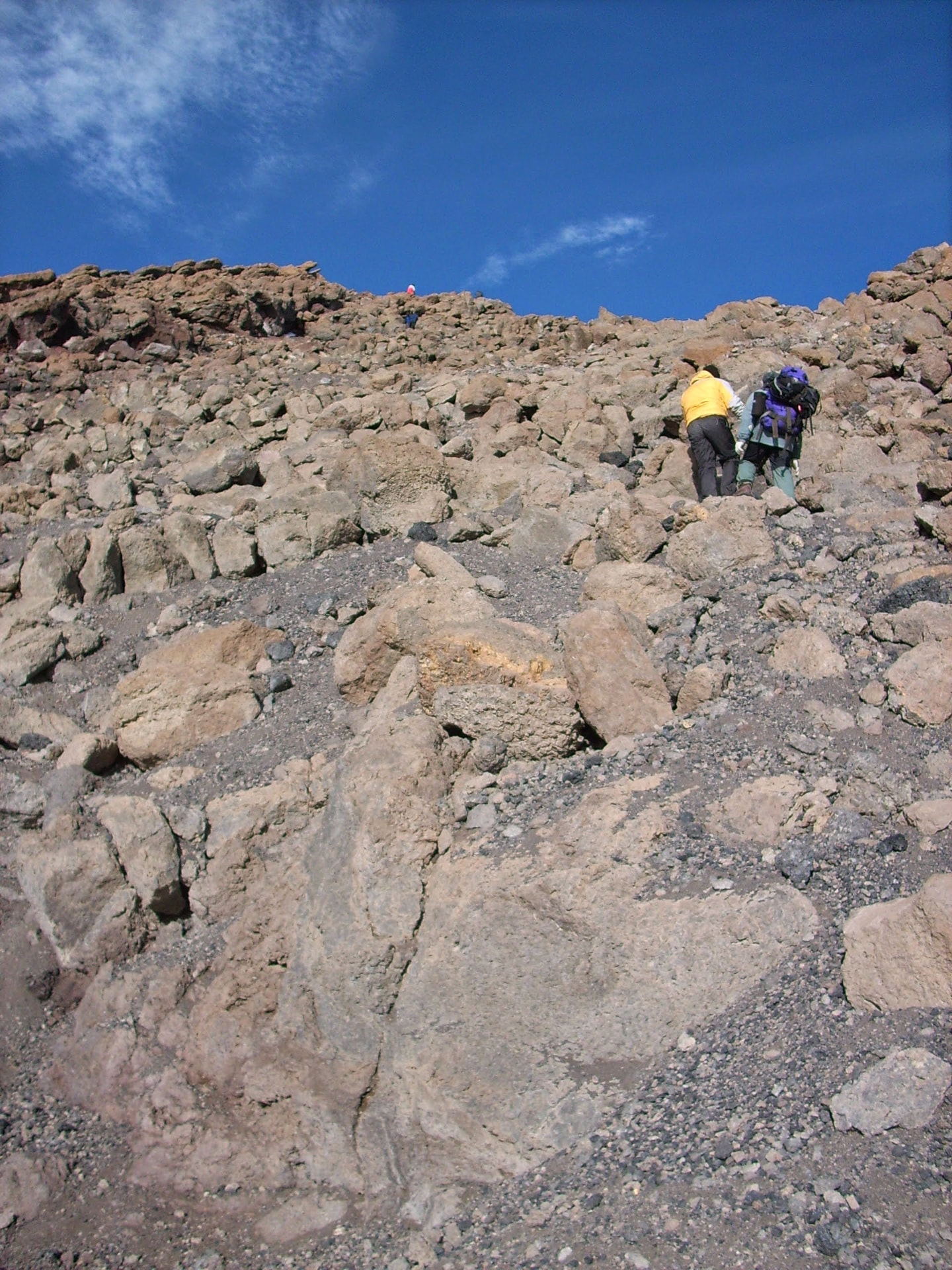 Zwei Bergsteiger im steilen Geröll am Aussenkrater des Kilimanjaro