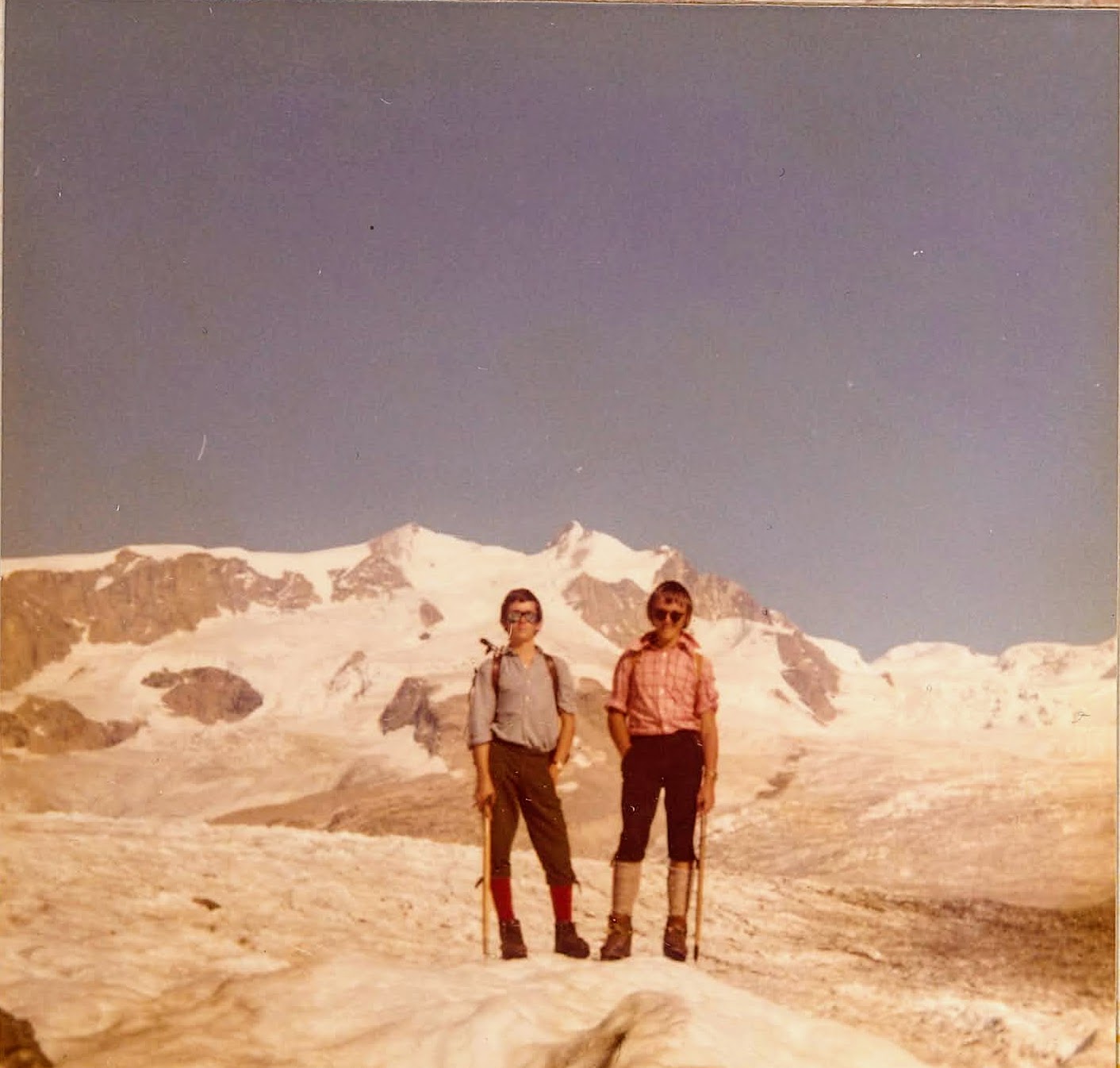 Zwei Jugendliche mit Pickel und Kniebundhosen auf dem Gletscher vor dem Monte Rosa Massiv