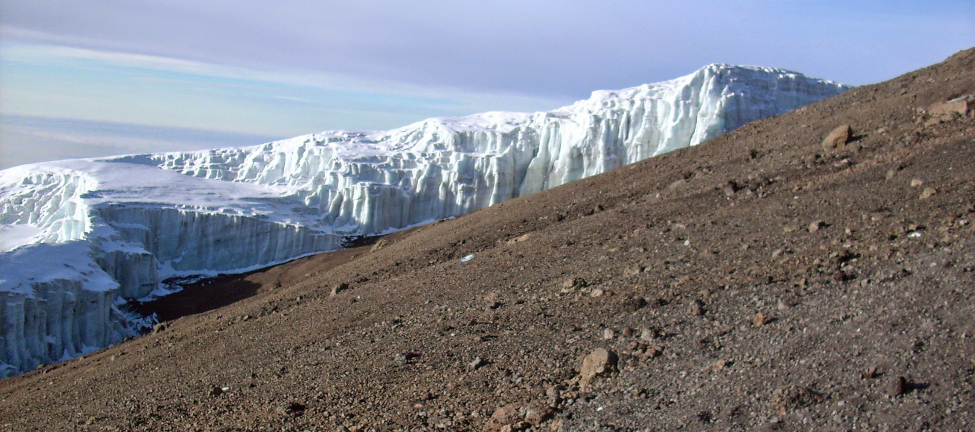 Mächtige Gletscherwand in der Gipfelregion des Kilimanjaro