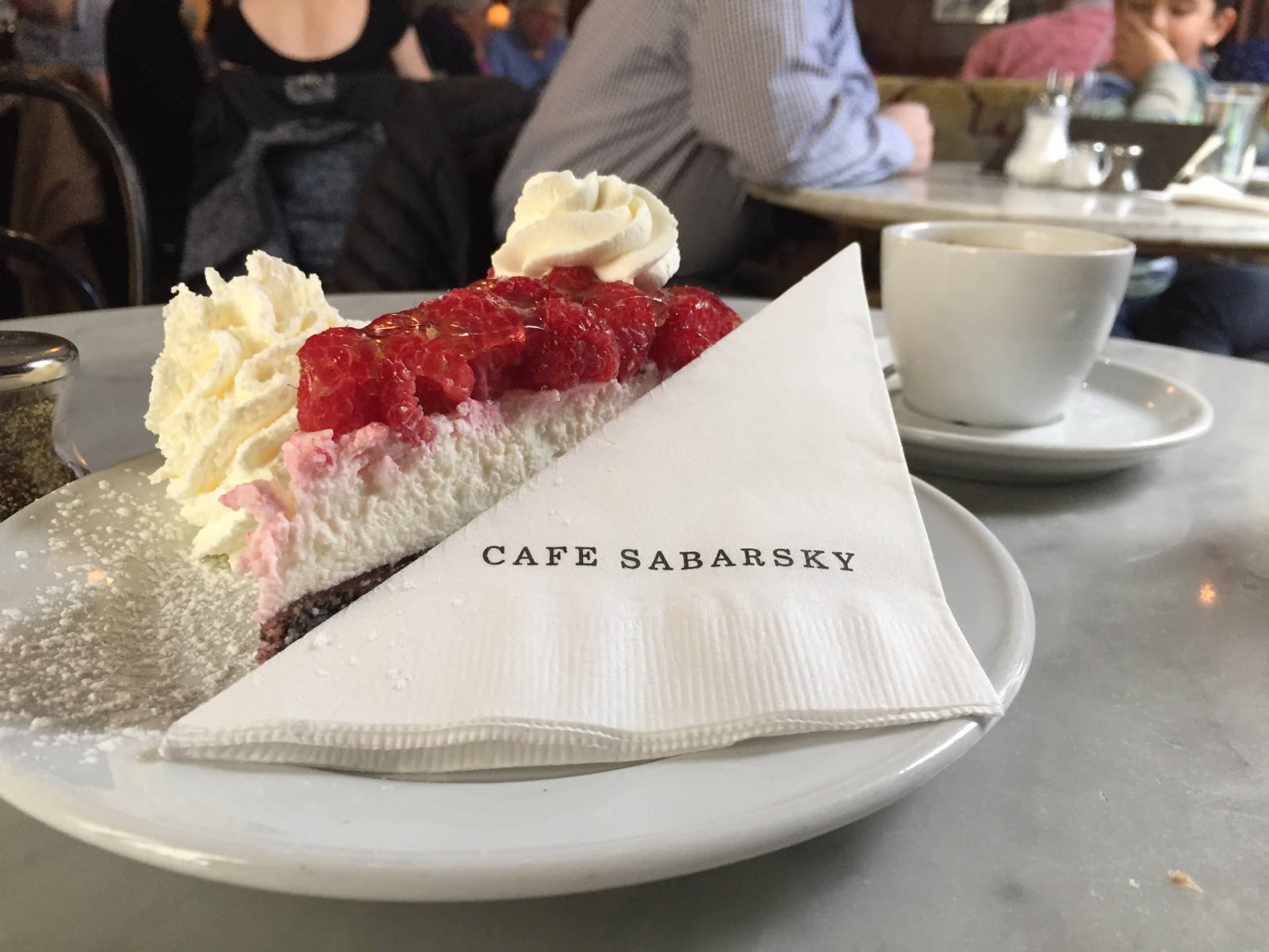 Café Sabarsky in der Neuen Galerie: dunkles Holz, Banquette und Wiener Kaffeehaus-Charme