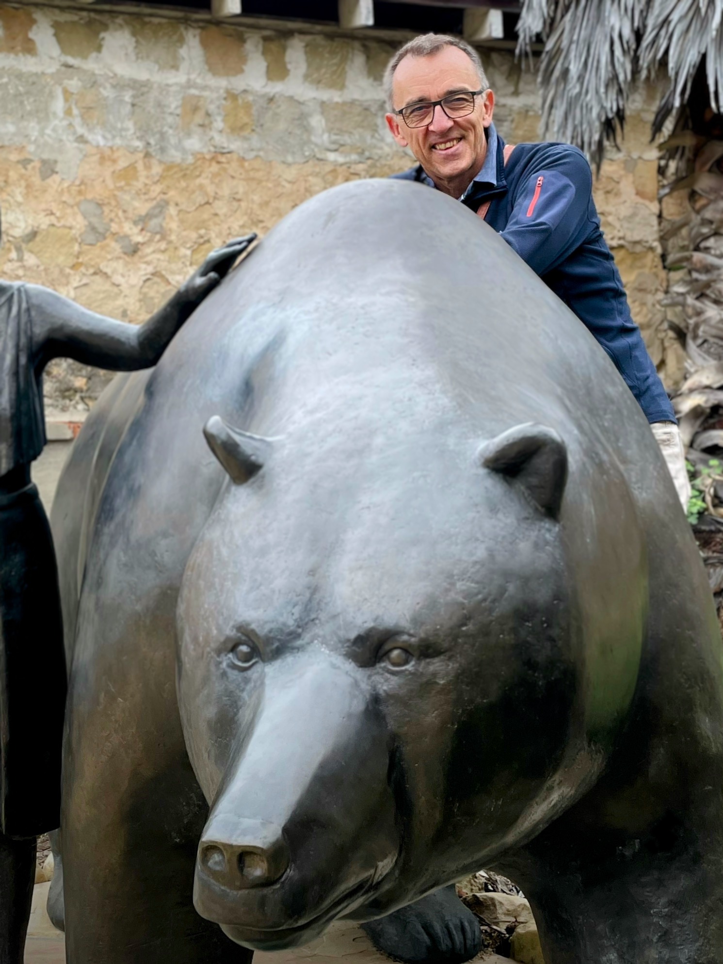Kurt Eberhard mit einer Bronzestatue eines Bären
