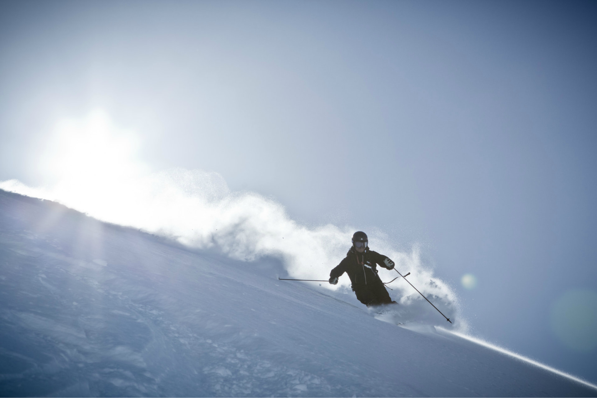 Gegenlicht und Schneestaub – ein perfekter Schwung bei Valemount, British Columbia