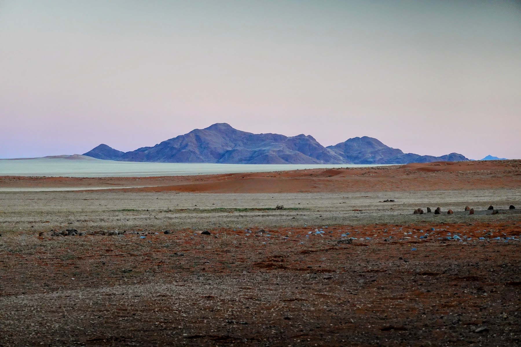 Weite Ebene mit Berg am Horizont im NamibRand Nature Reserve