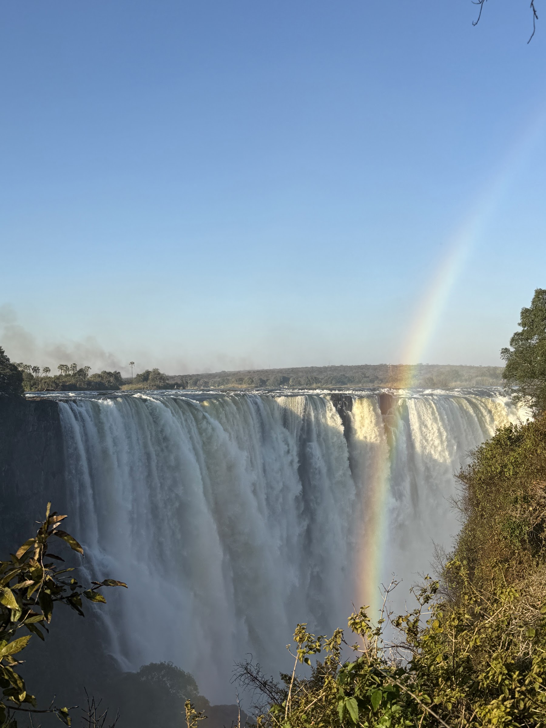 Victoria Falls mit Regenbogen über der Schlucht