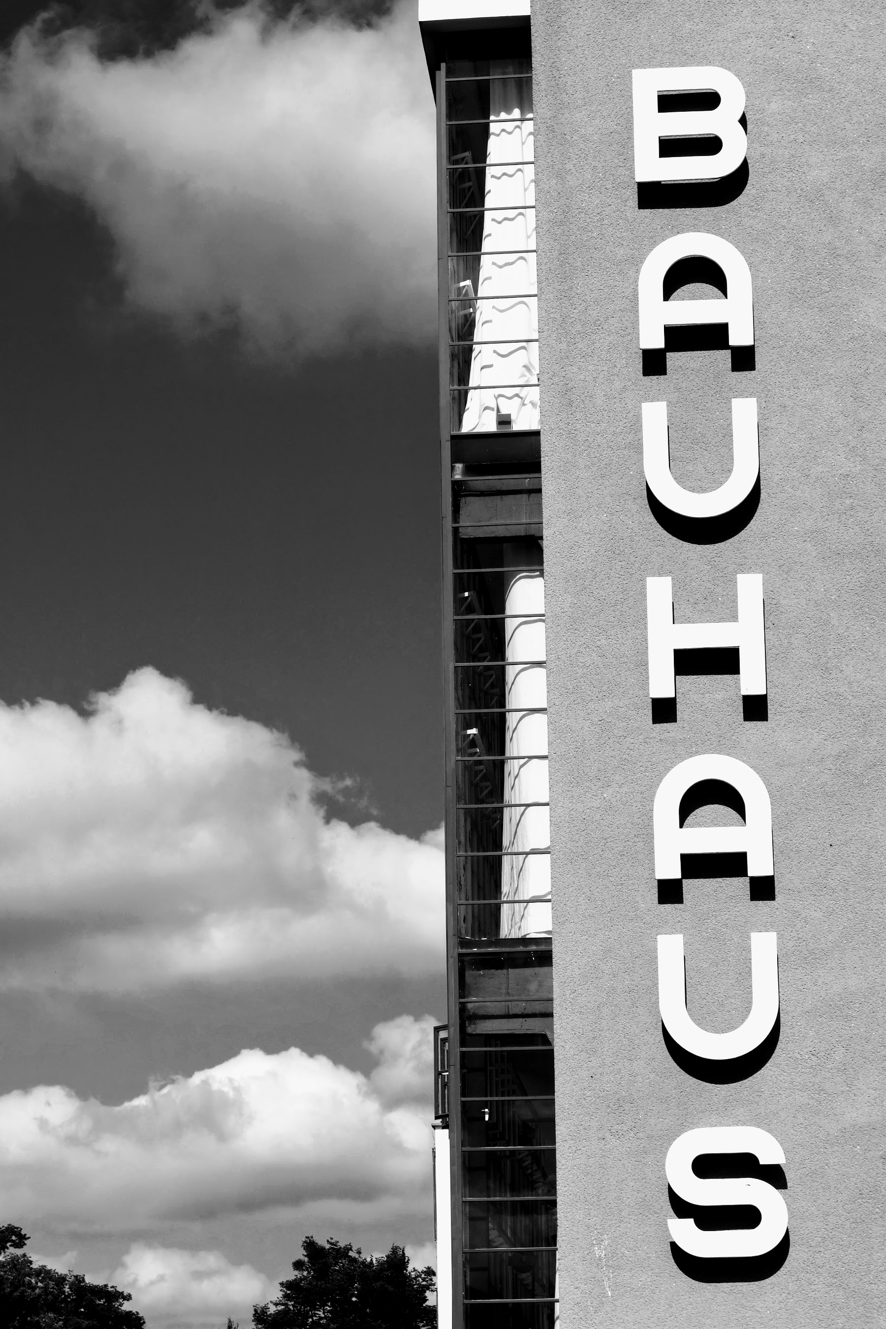 Der vertikale Schriftzug BAUHAUS am Bauhausgebäude in Dessau
