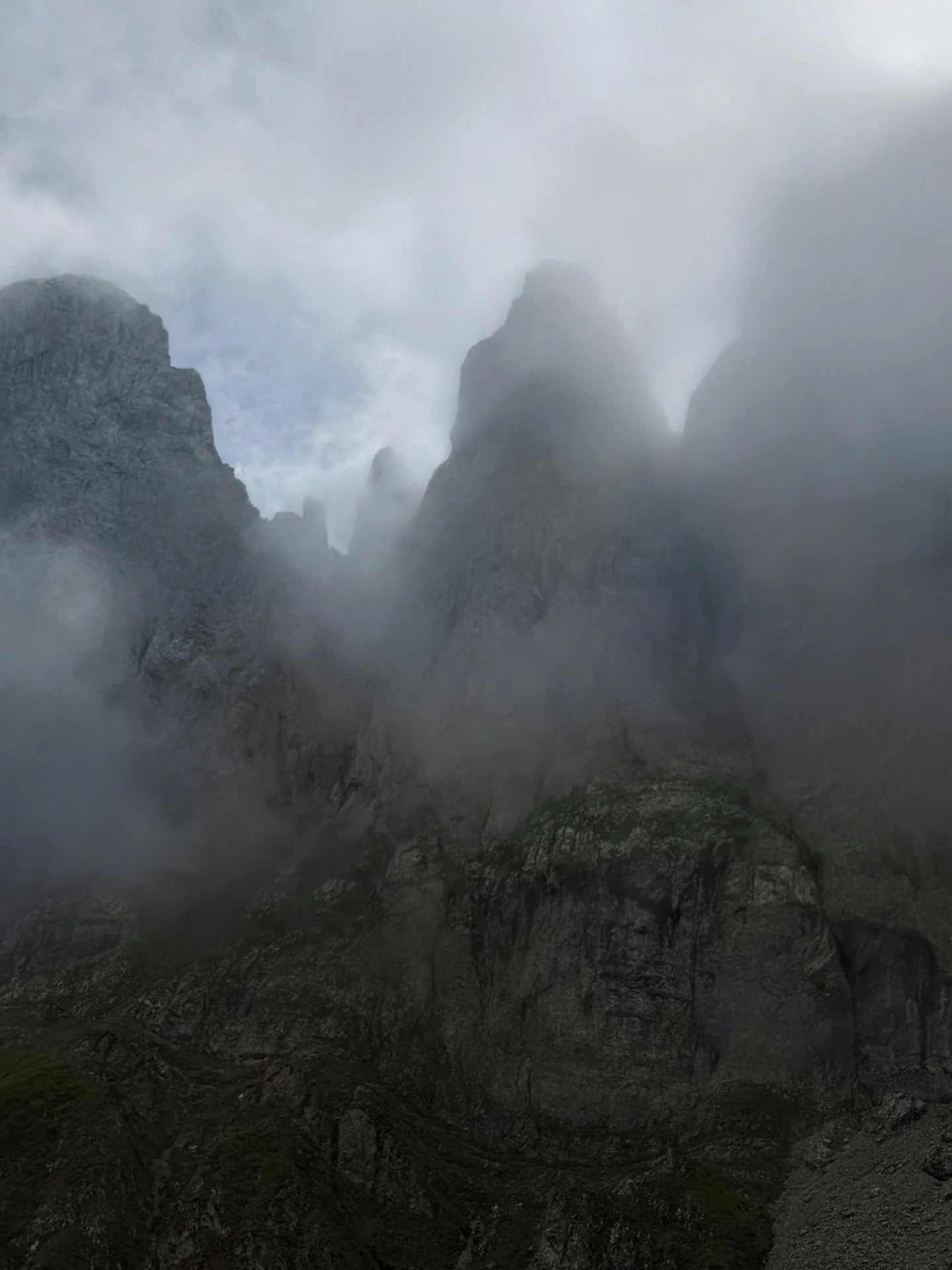 Nebelschwaden zwischen den markanten Felswänden des Alpsteins