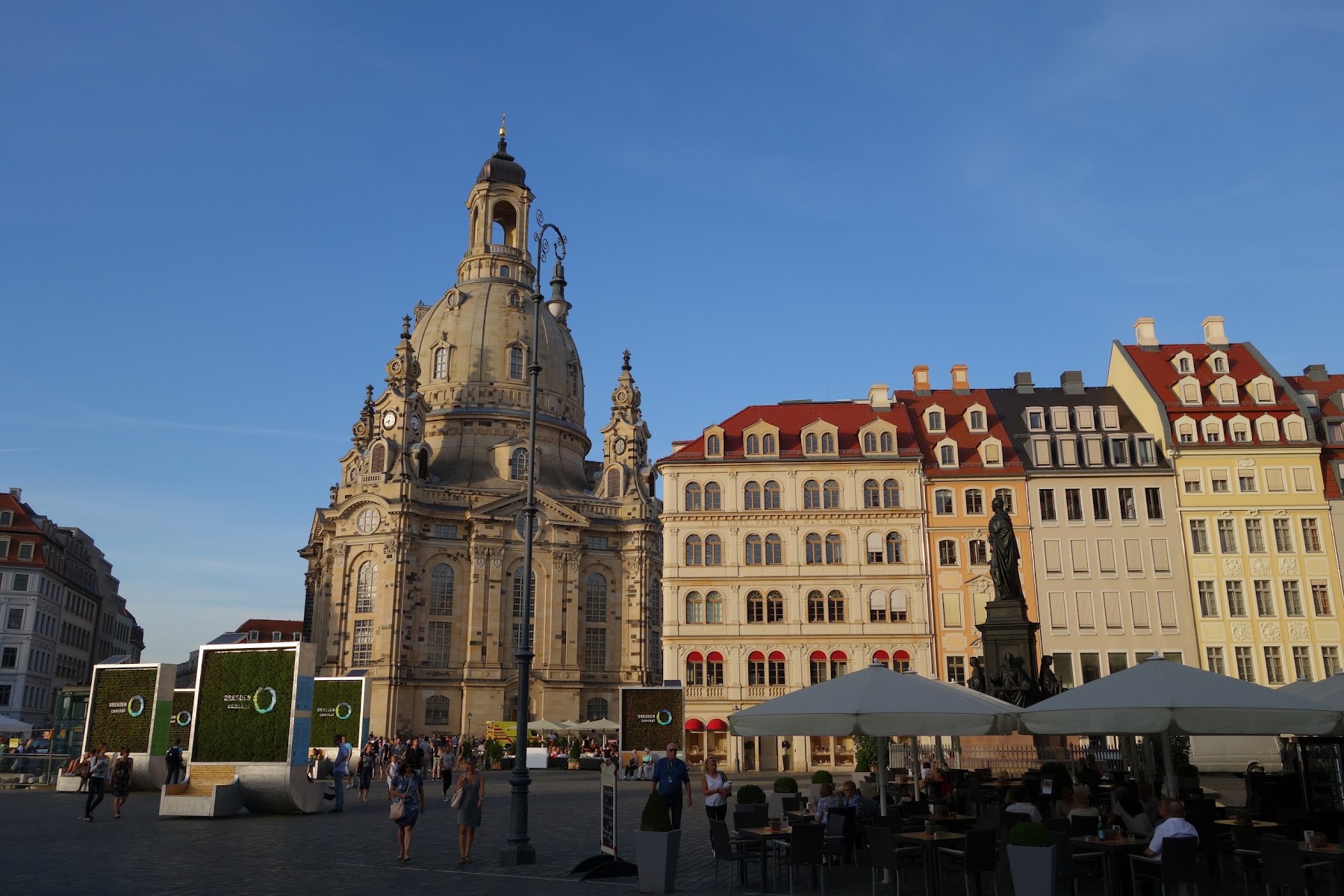 Die Frauenkirche Dresden über dem Neumarkt mit Barockfassaden