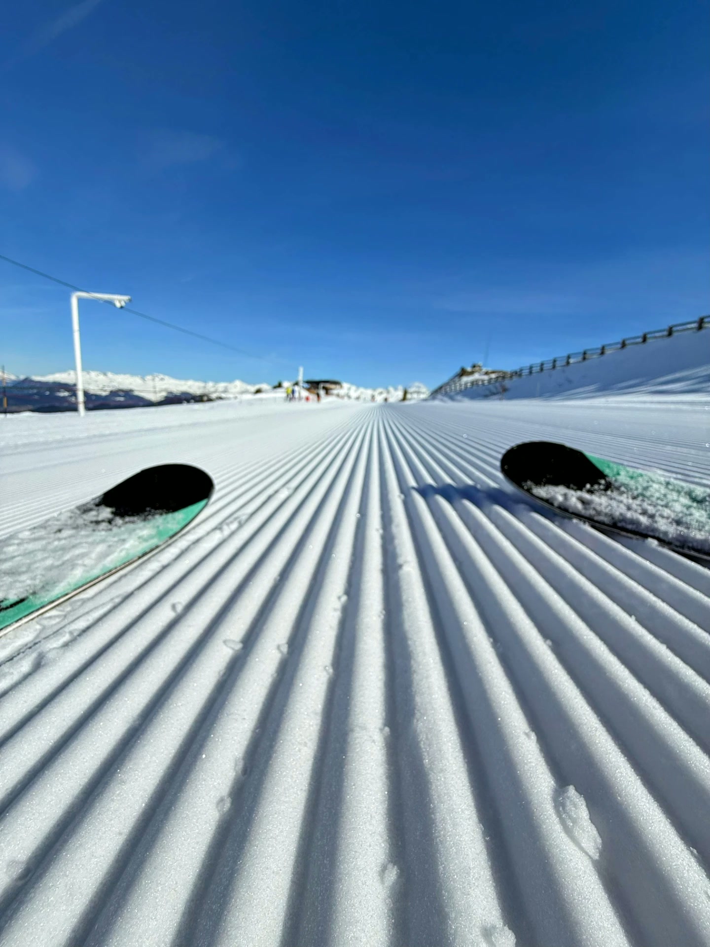 Frisch präparierte Piste aus Skiperspektive