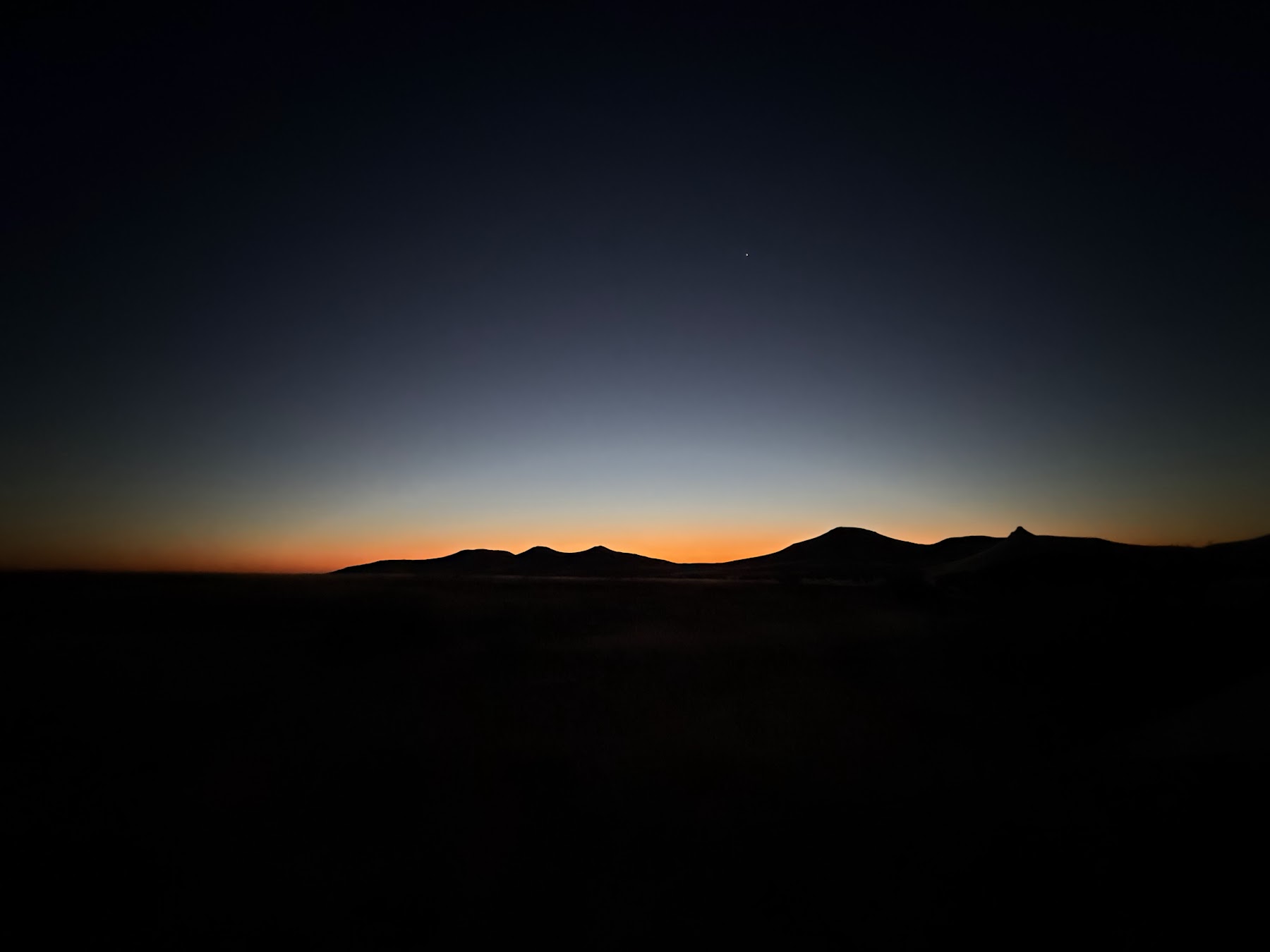 Erste Dämmerung über dem Erongo-Gebirge vor Sonnenaufgang