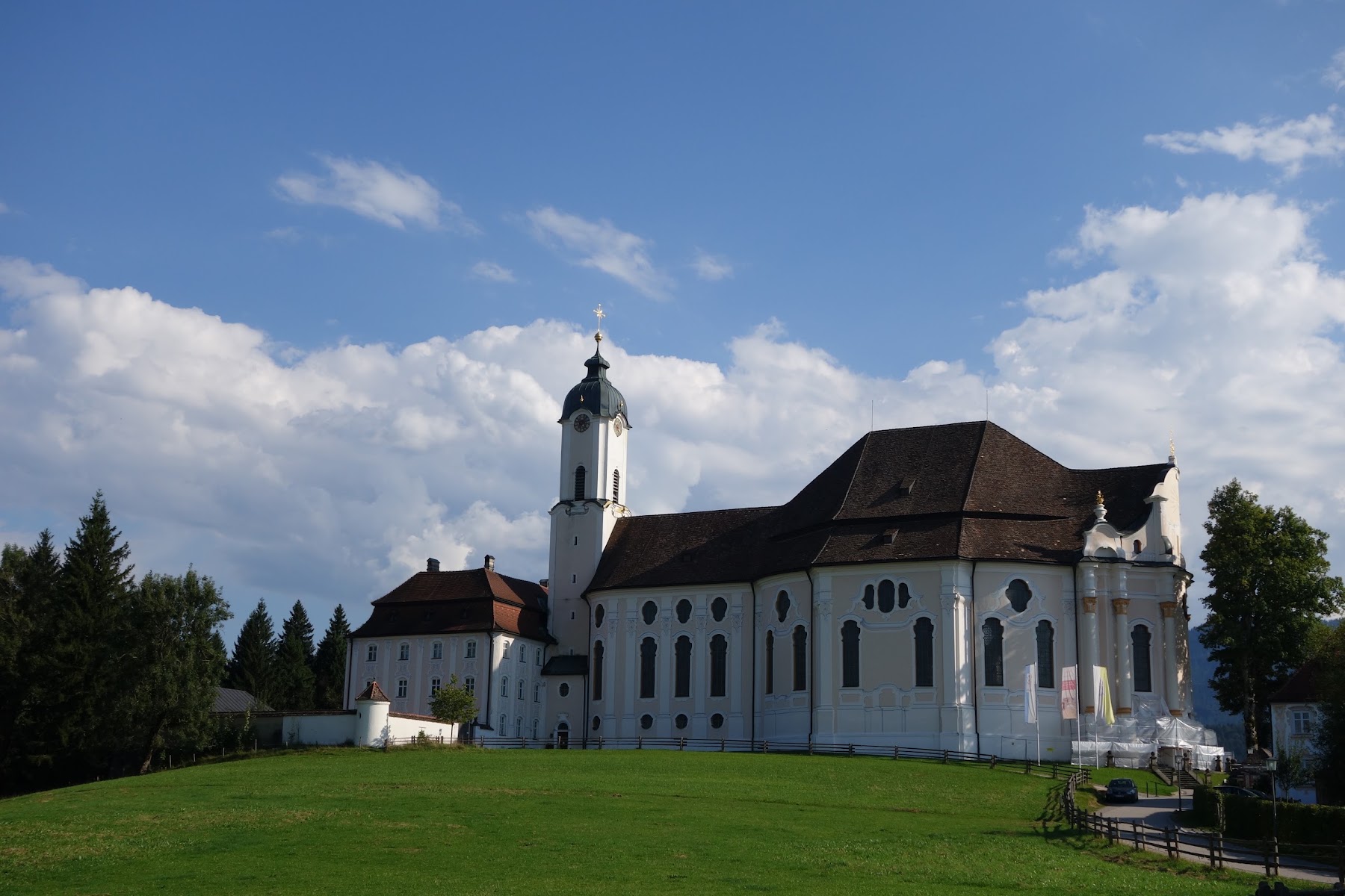 Die Wieskirche im bayerischen Voralpenland auf grüner Wiese