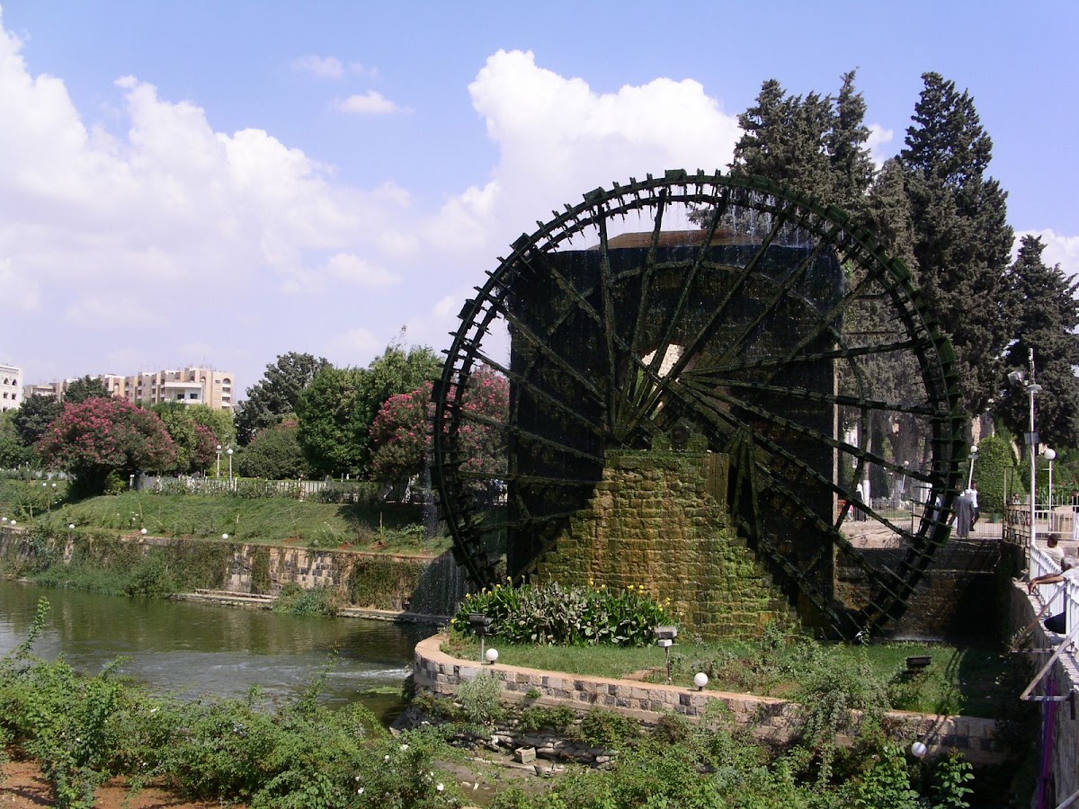 Grosses hölzernes Wasserrad (Noria) am Fluss Orontes in Hama