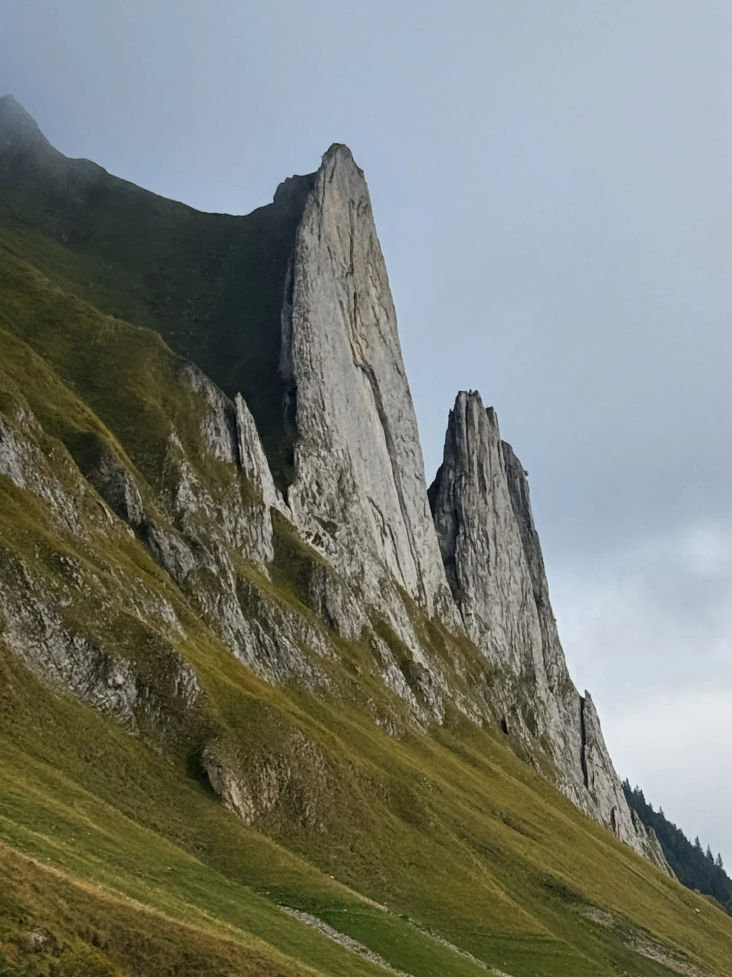 Die steilen Felstürme der Dreifaltigkeit im Alpstein
