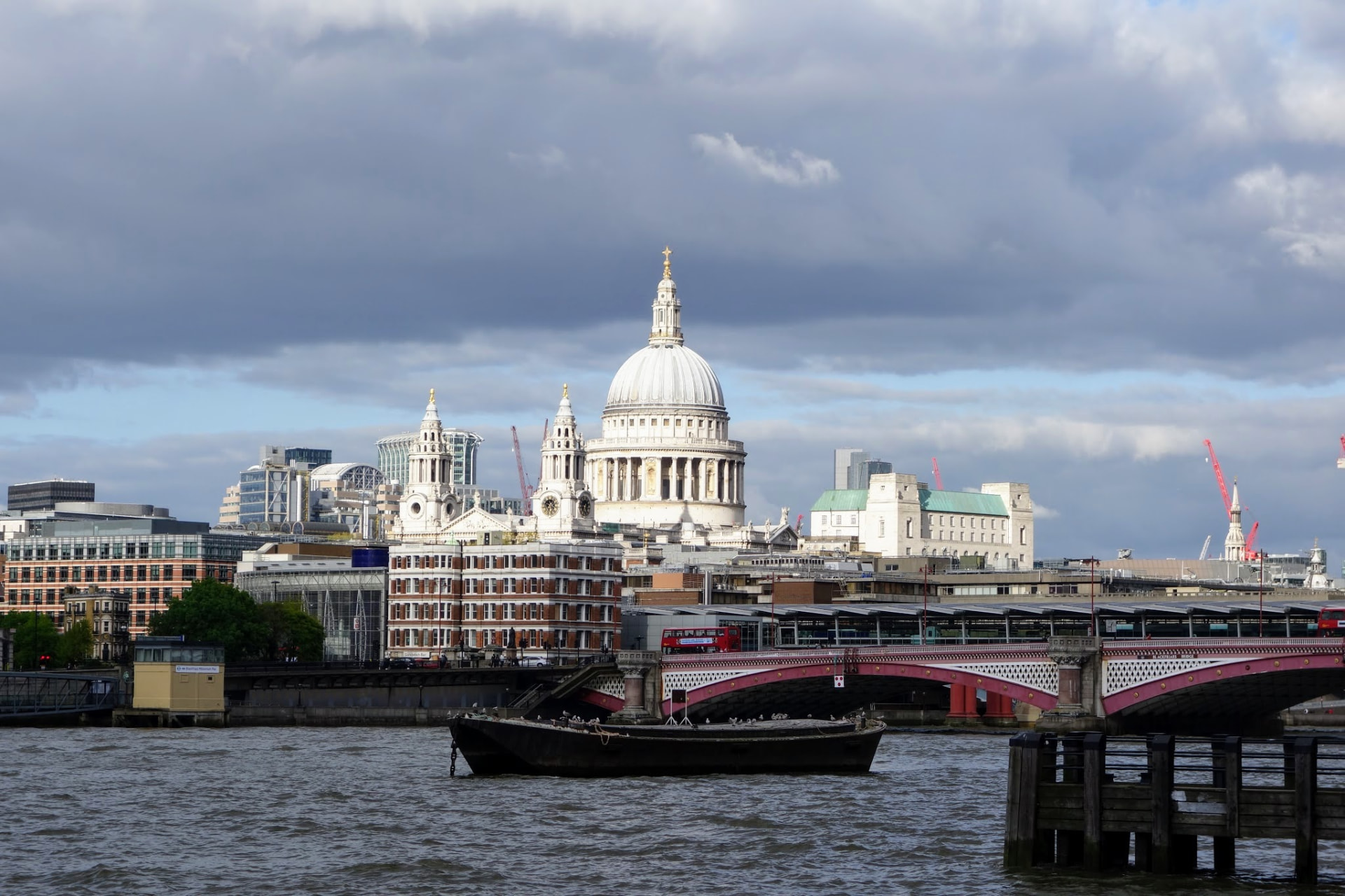 Blick über die Themse auf die Kuppel der St Paul's Cathedral und die Blackfriars Bridge