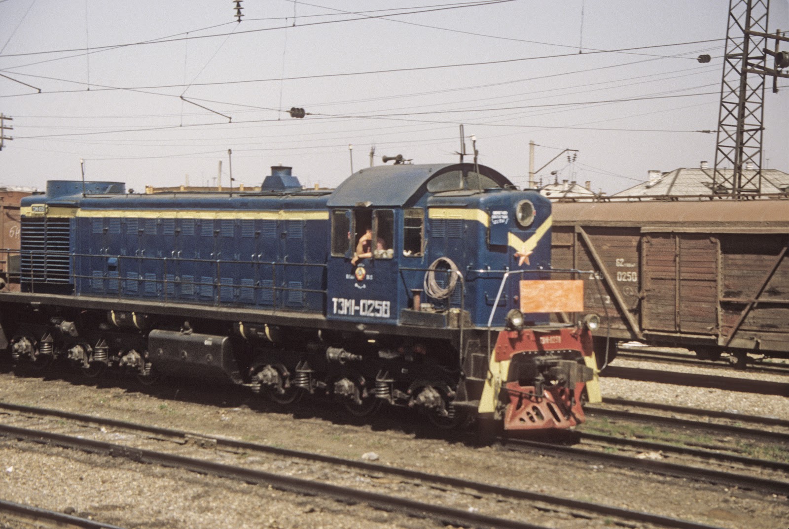 Blaue sowjetische Lokomotive auf einem Bahngleis