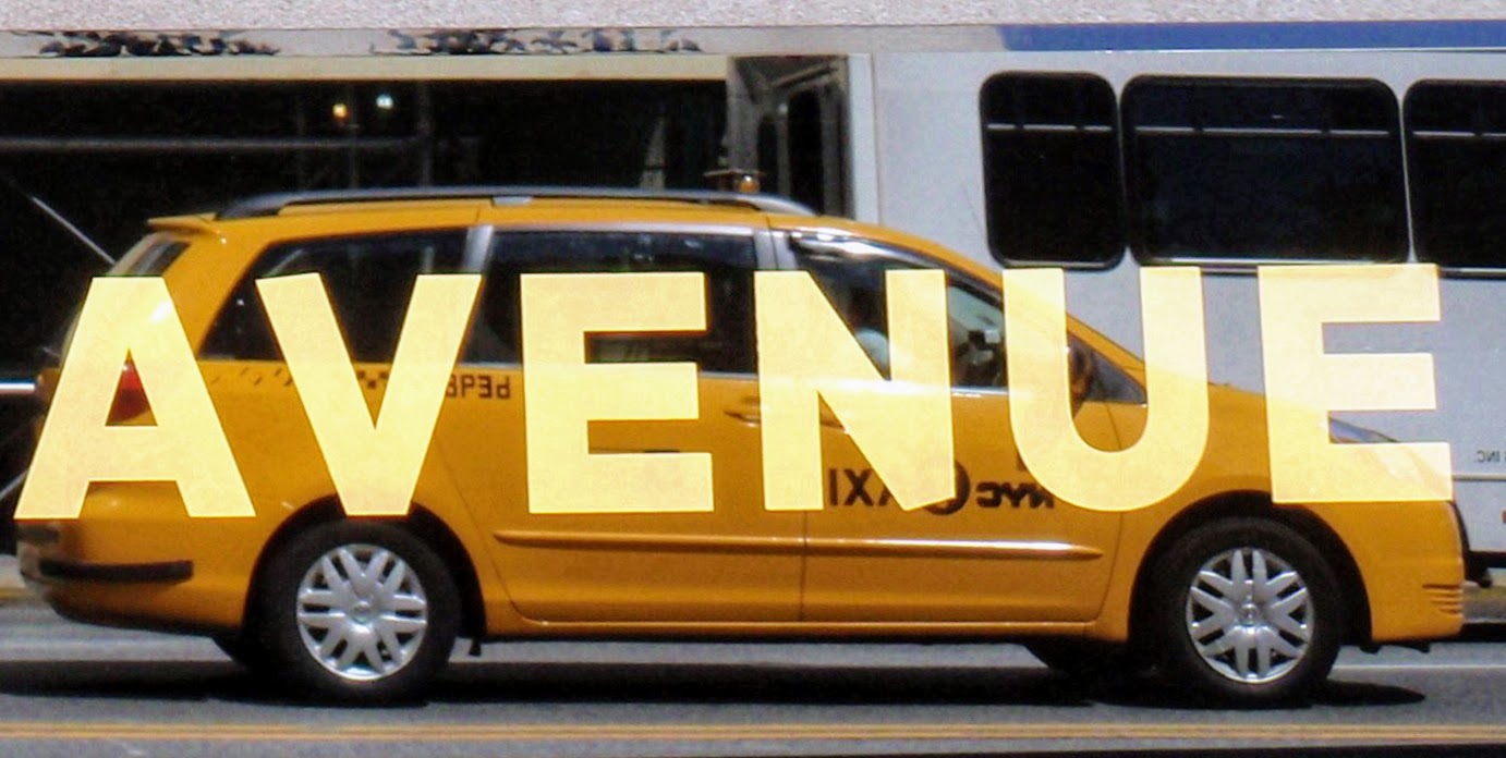 Gelbes New Yorker Taxi hinter grossen Lettern mit dem Wort Avenue