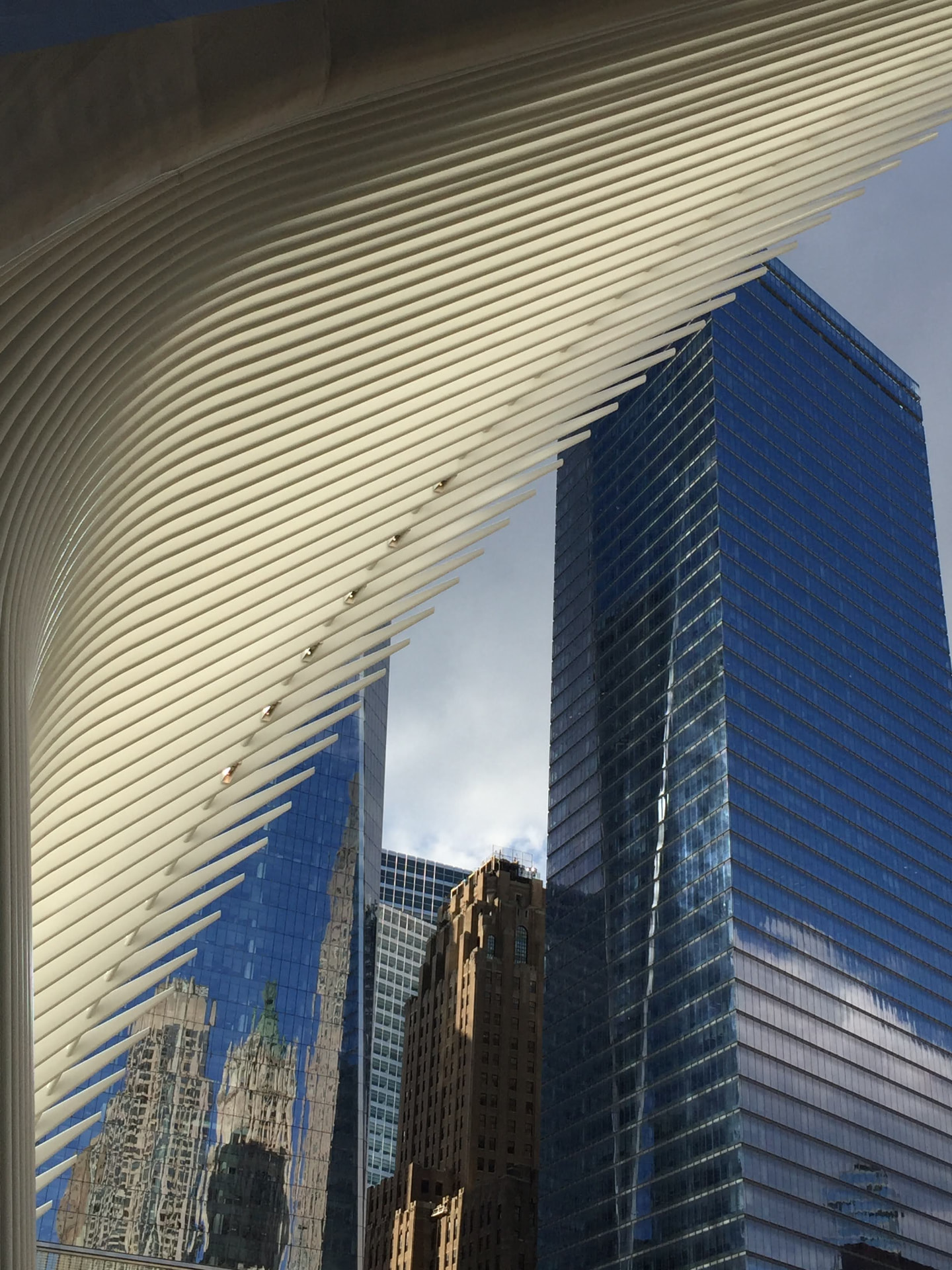 Weisse Rippen des Oculus von Santiago Calatrava vor Glasfassaden am Ground Zero