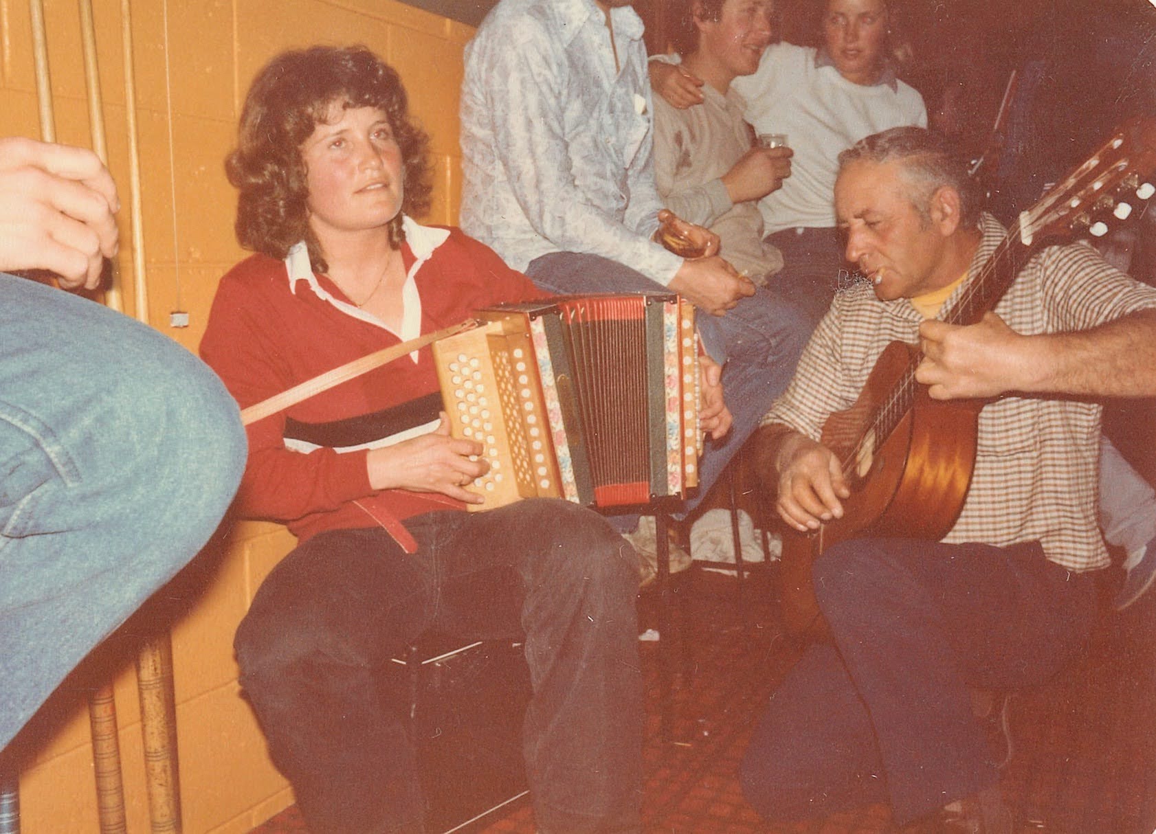 Schwyzerörgeli und Gitarre beim Bundesfeier-Abend im Pub