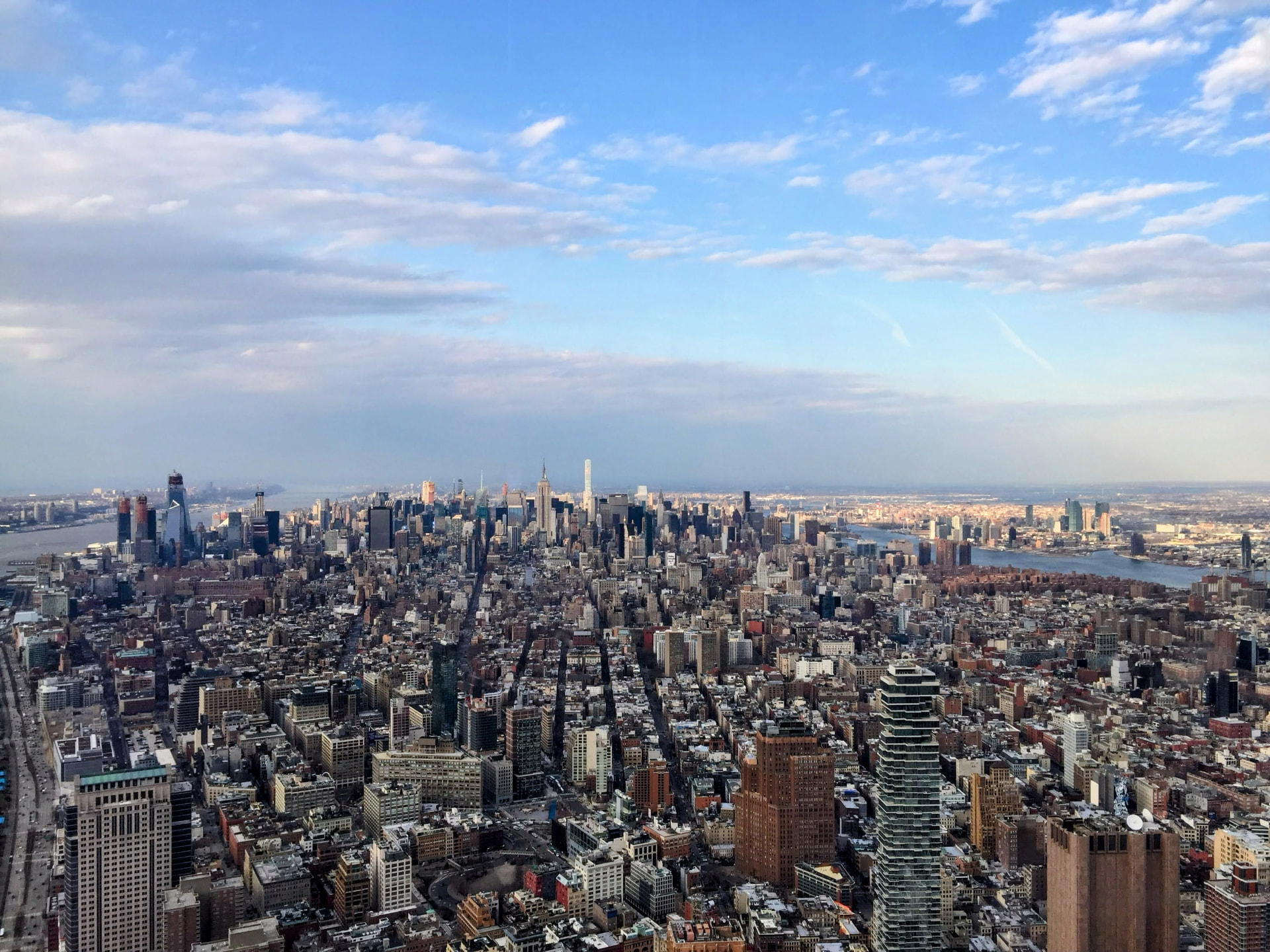 Blick über Manhattan mit Empire State Building und Hudson River