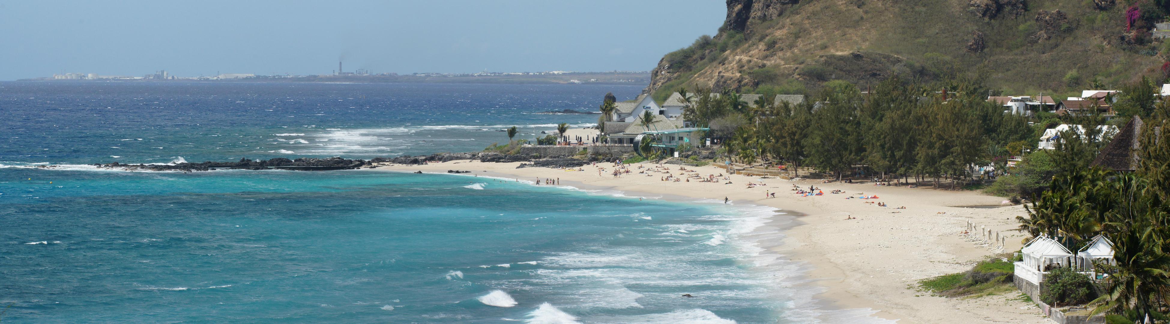 Panorama über den Strand von Boucan Canot an der Westküste von La Réunion