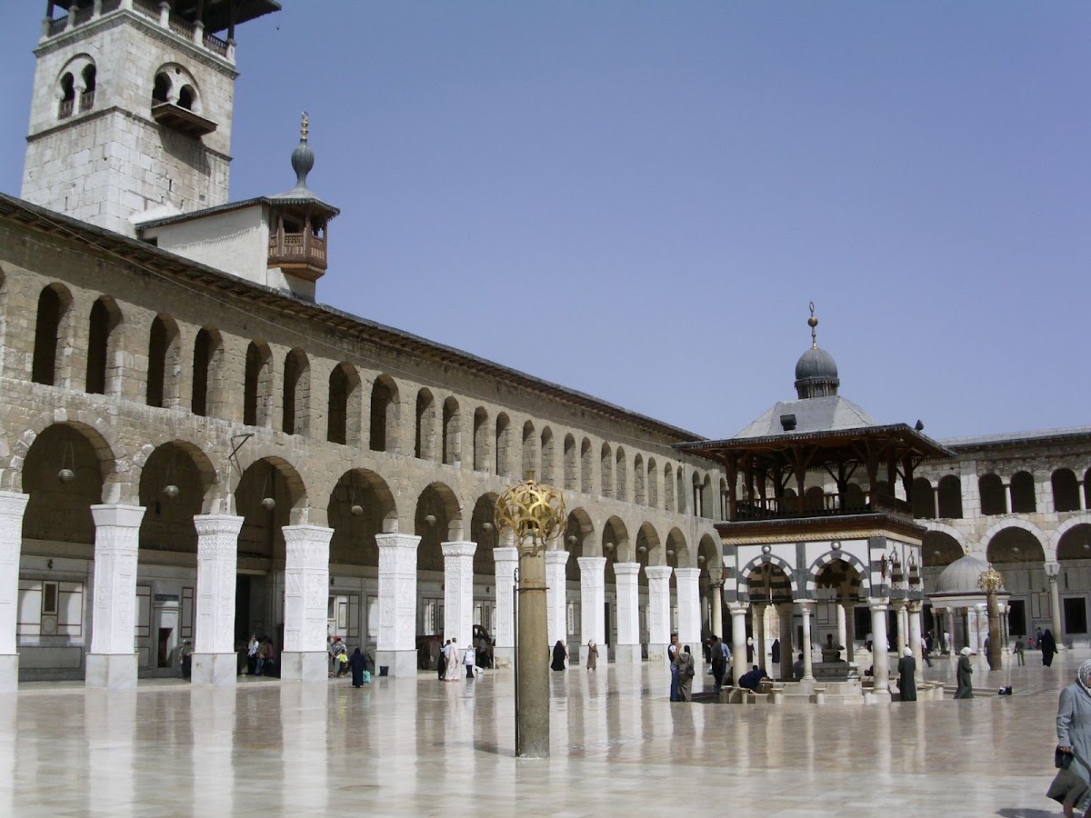 Der Innenhof der Umayyaden-Moschee in Damaskus mit Arkaden und Minarett