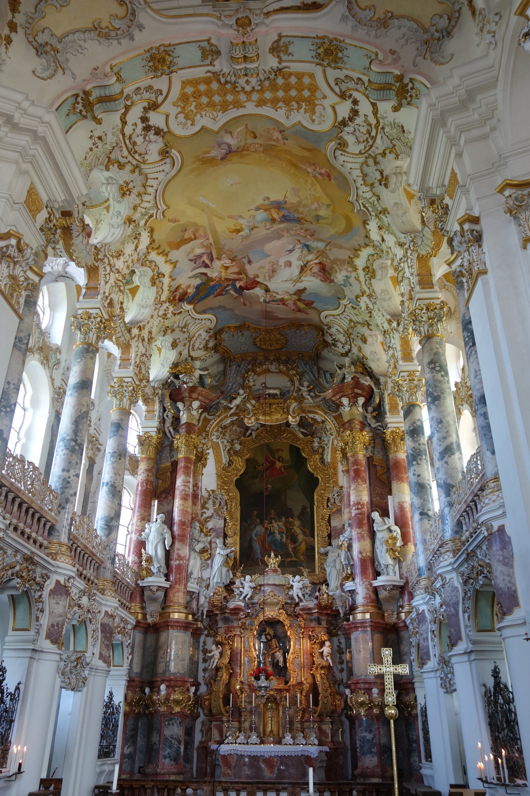Reich verzierter Innenraum der Wieskirche mit Deckenfresko und Altar