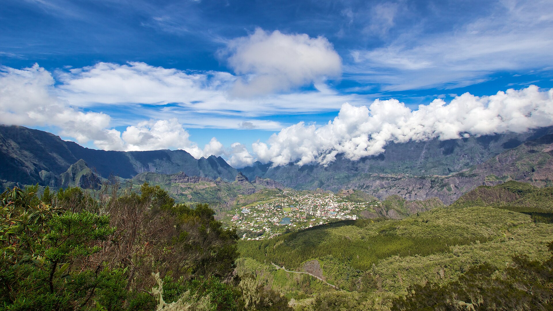 Der Cirque de Cilaos mit seinen grünen Hängen auf La Réunion
