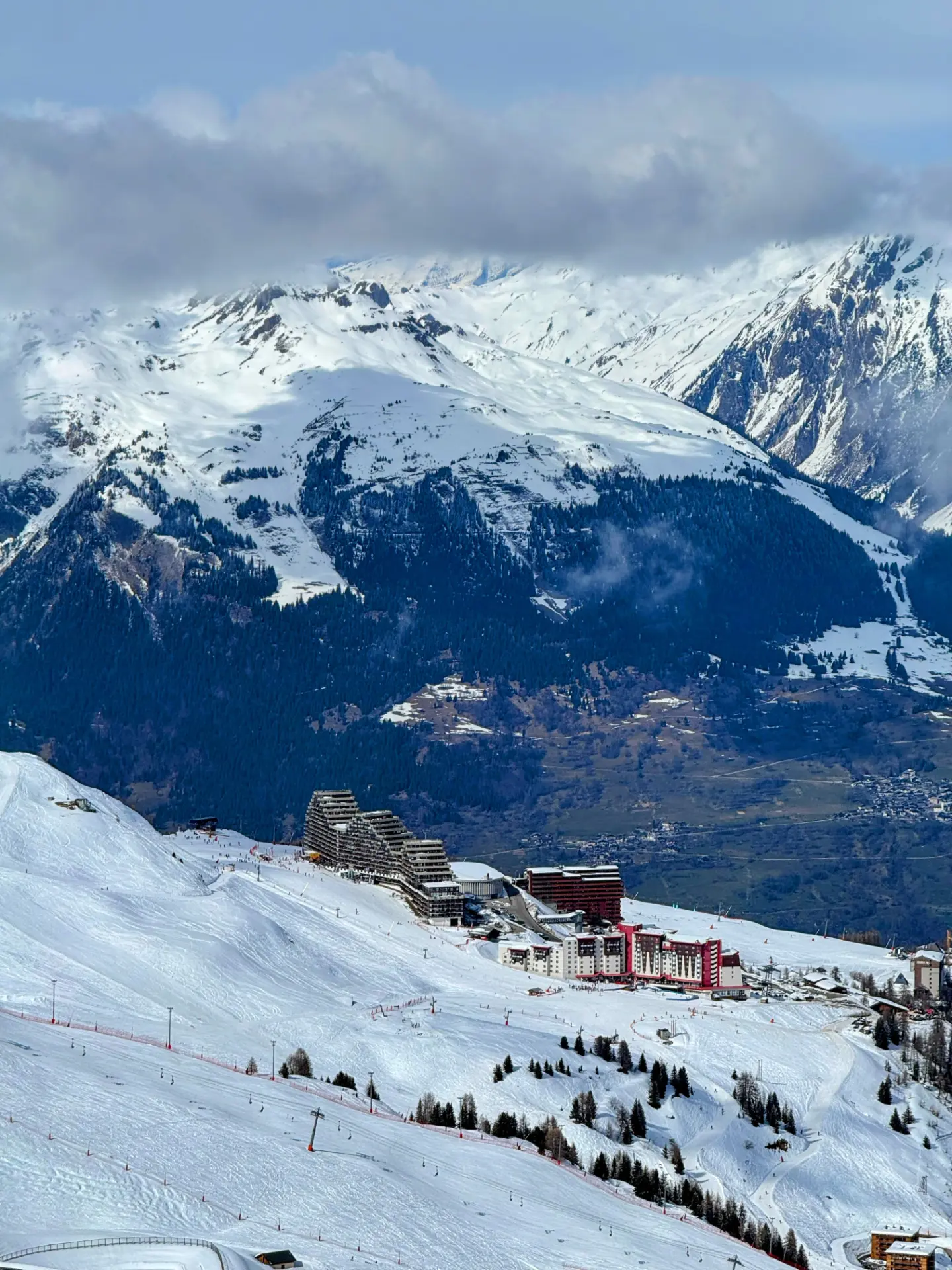 Feriensiedlung von La Plagne vor verschneiter Bergkette