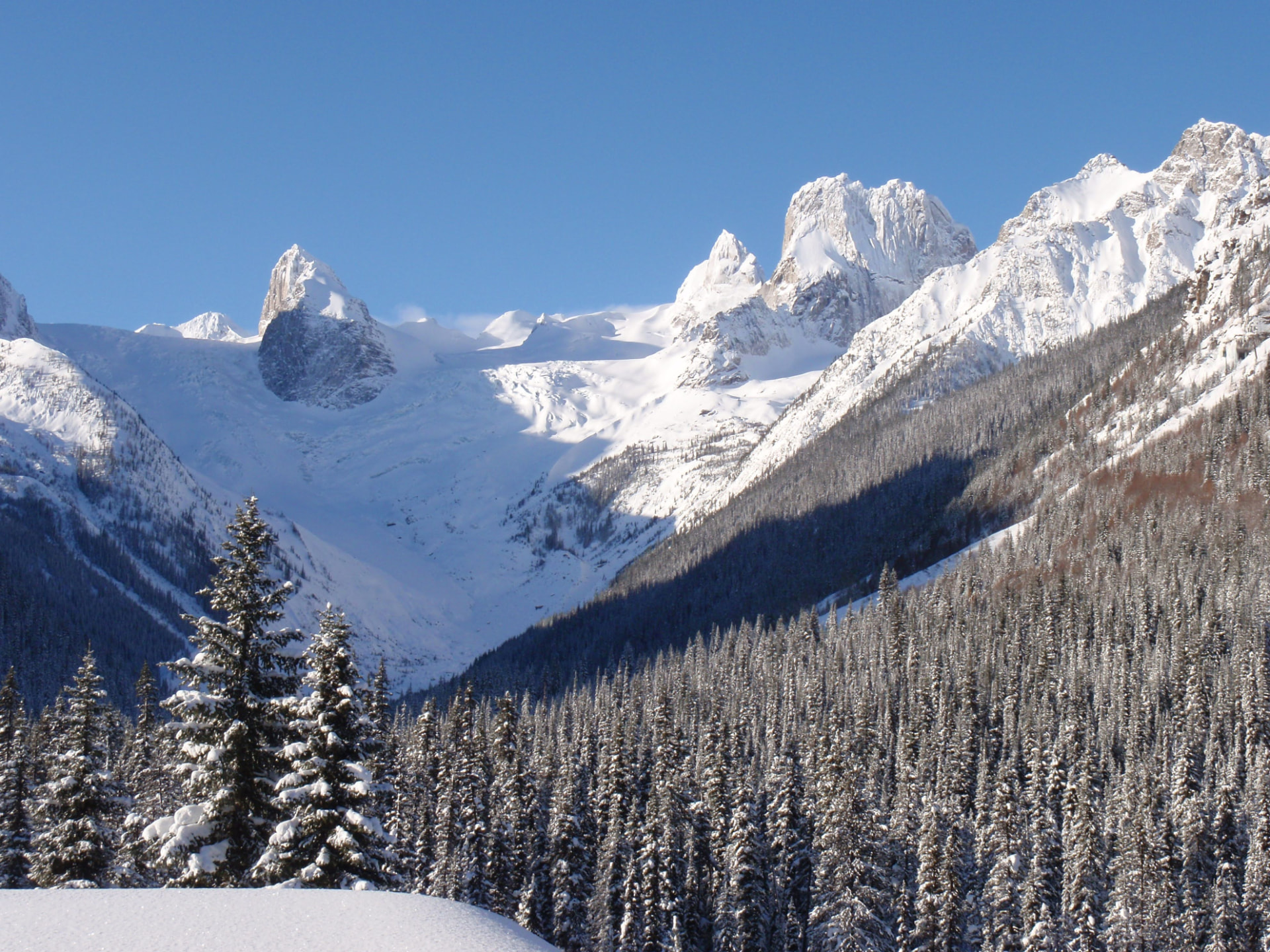 Granitzacken über dem Gletscher: Winterlandschaft in den kanadischen Bugaboos