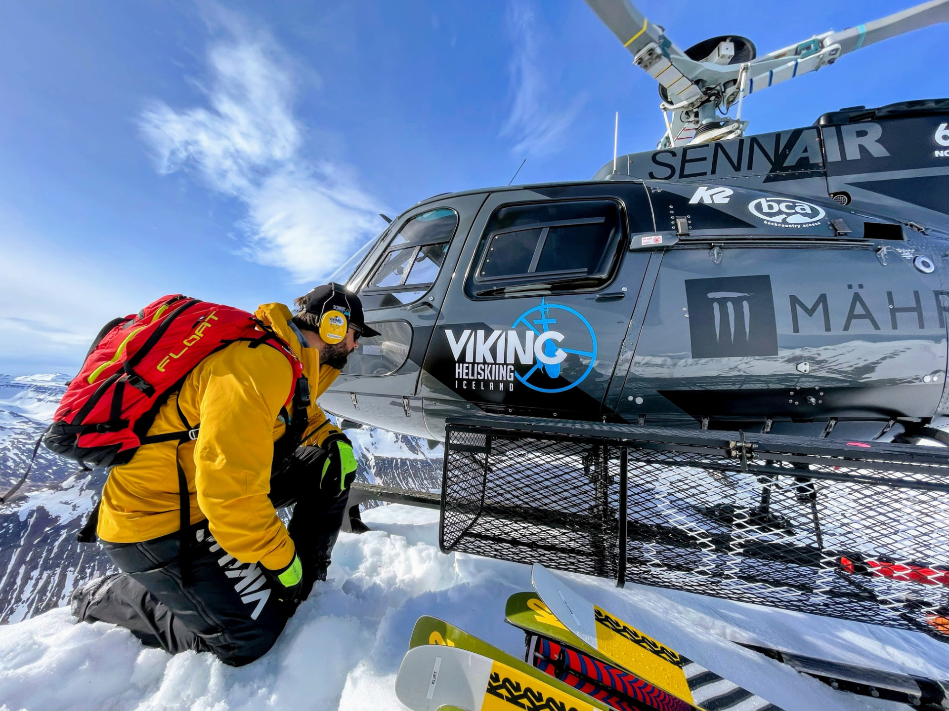 Bergführer beim Helikopter von Viking Heliskiing im Schnee