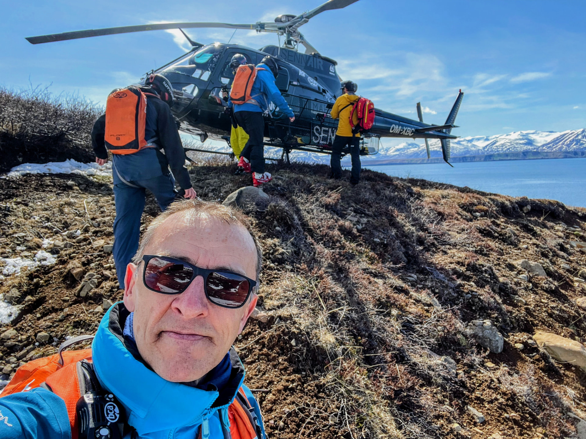 Gruppe steigt am Fjordufer in den Helikopter ein