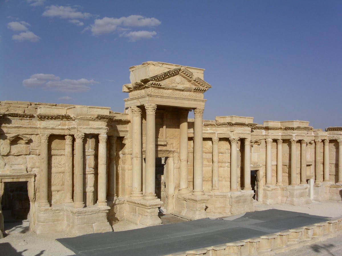 Das römische Theater von Palmyra mit Bühnenfassade und Säulen