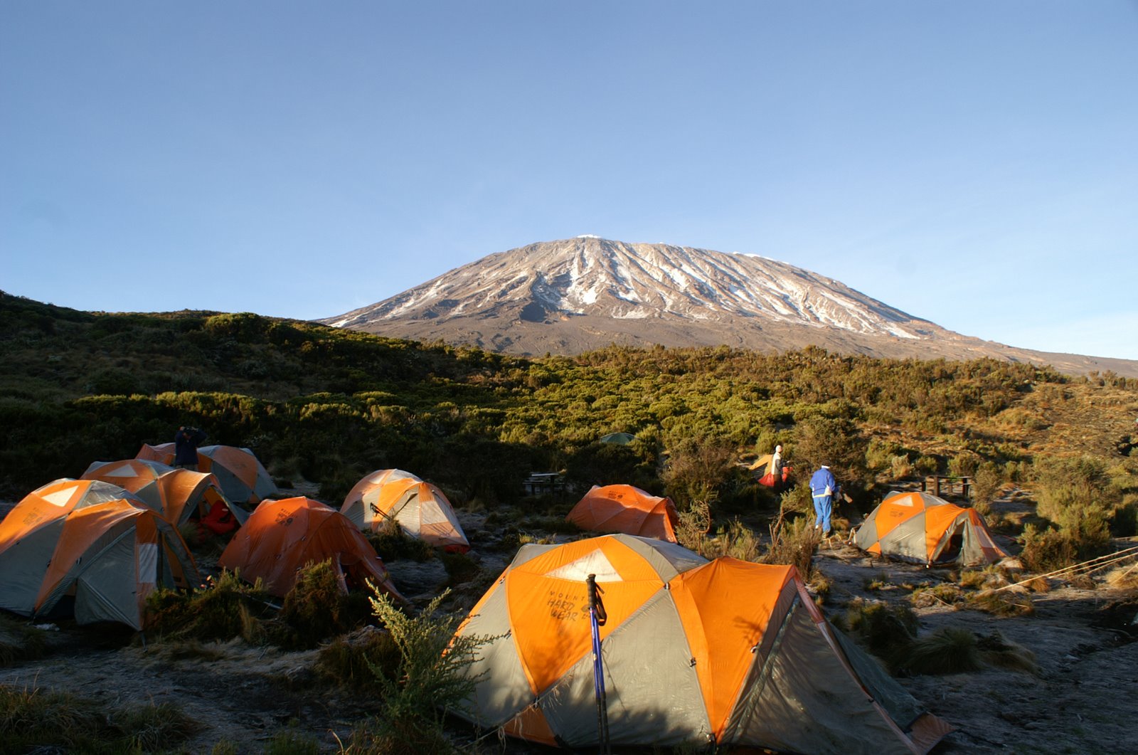 Zeltlager mit Blick auf den Kibo im Morgenlicht