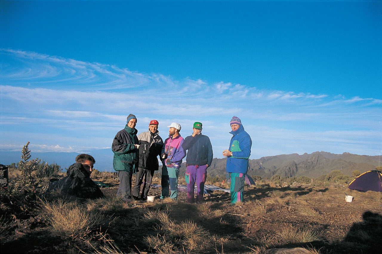 Gruppe beim Morgenkaffee im Lager am Kilimanjaro