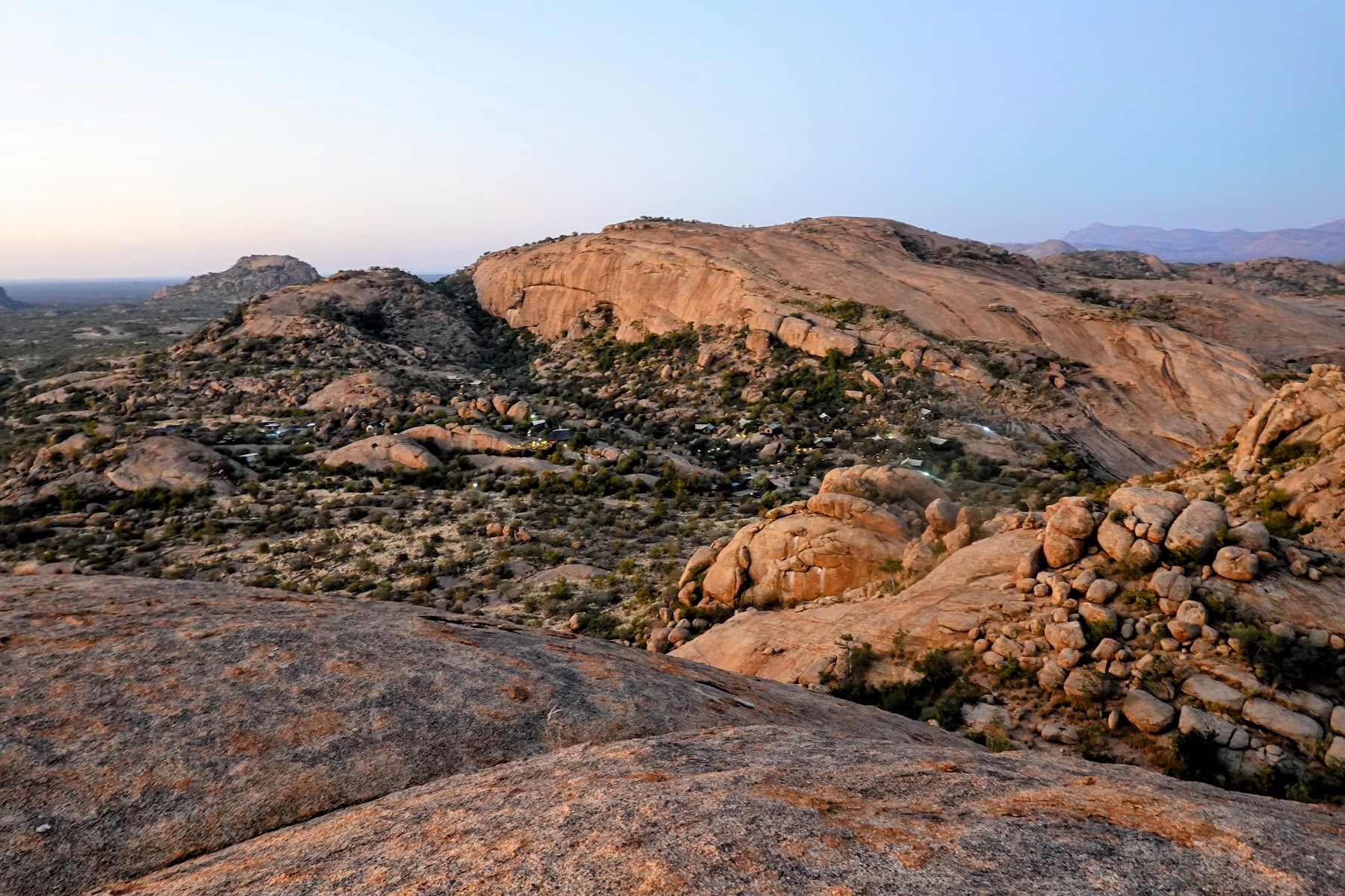 Weite Granitlandschaft im Erongo-Gebirge bei Sonnenlicht