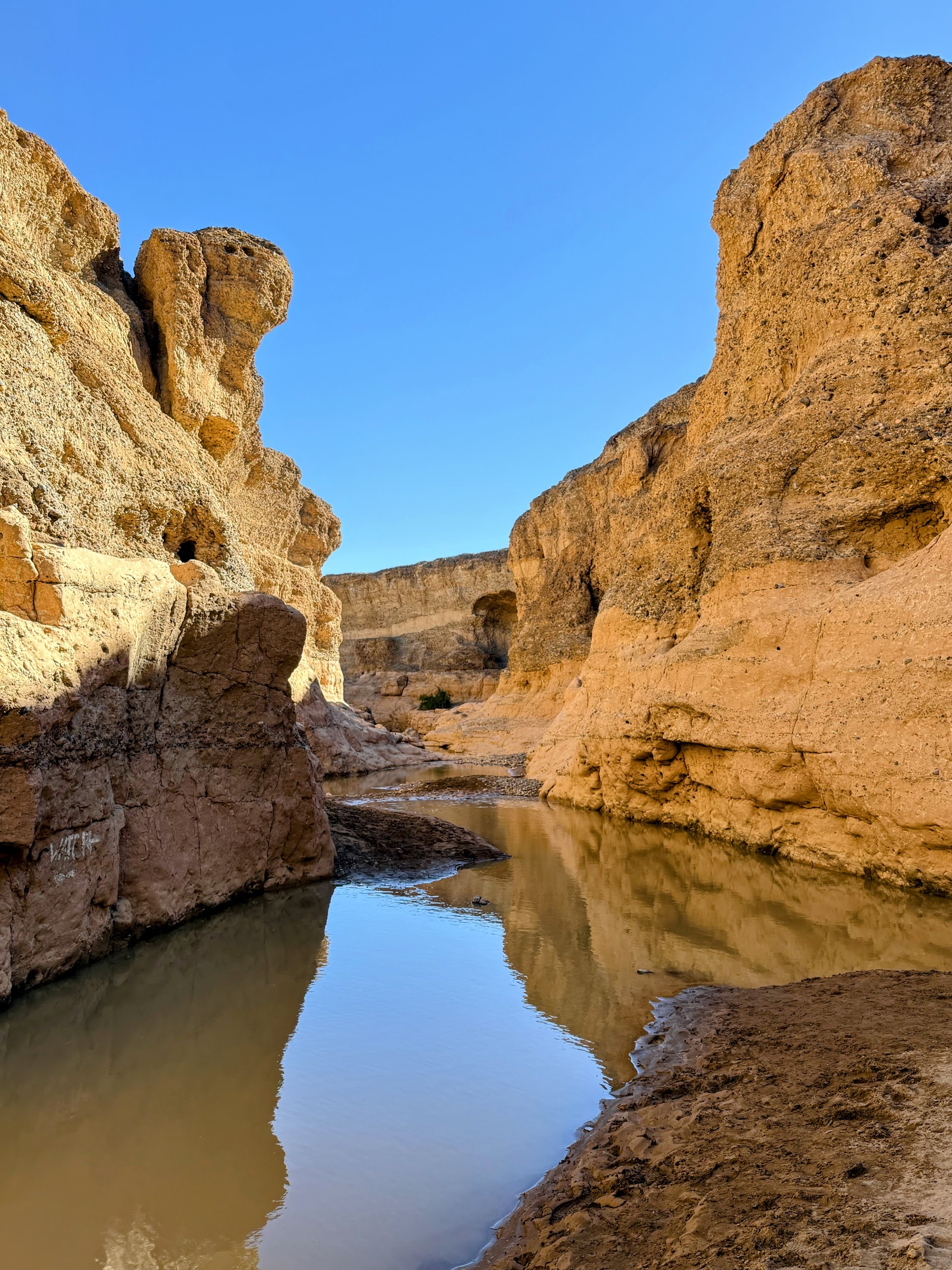 Sesriem Canyon mit Wasser zwischen den Felswänden