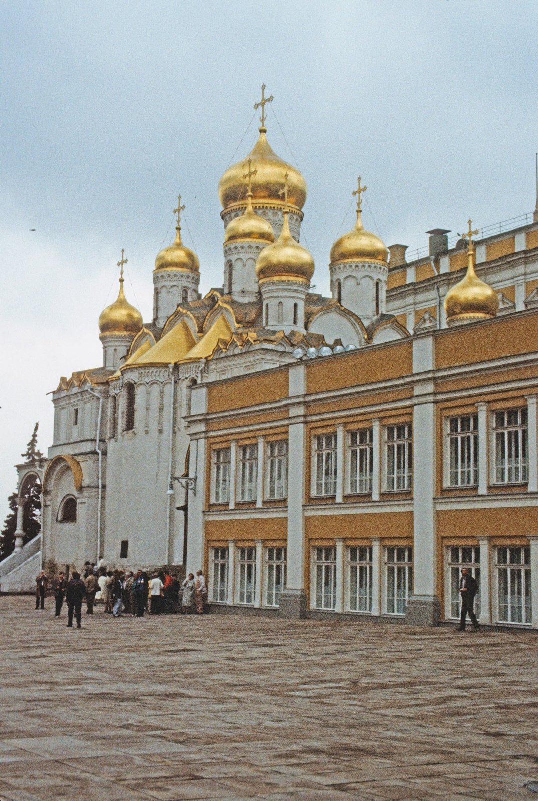 Kathedrale mit goldenen Kuppeln auf dem Kathedralenplatz im Moskauer Kreml