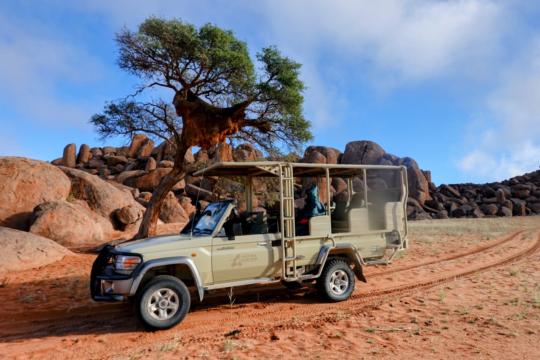 Offener Safarigeländewagen auf Pirsch im Namib Rand Nature Reserve
