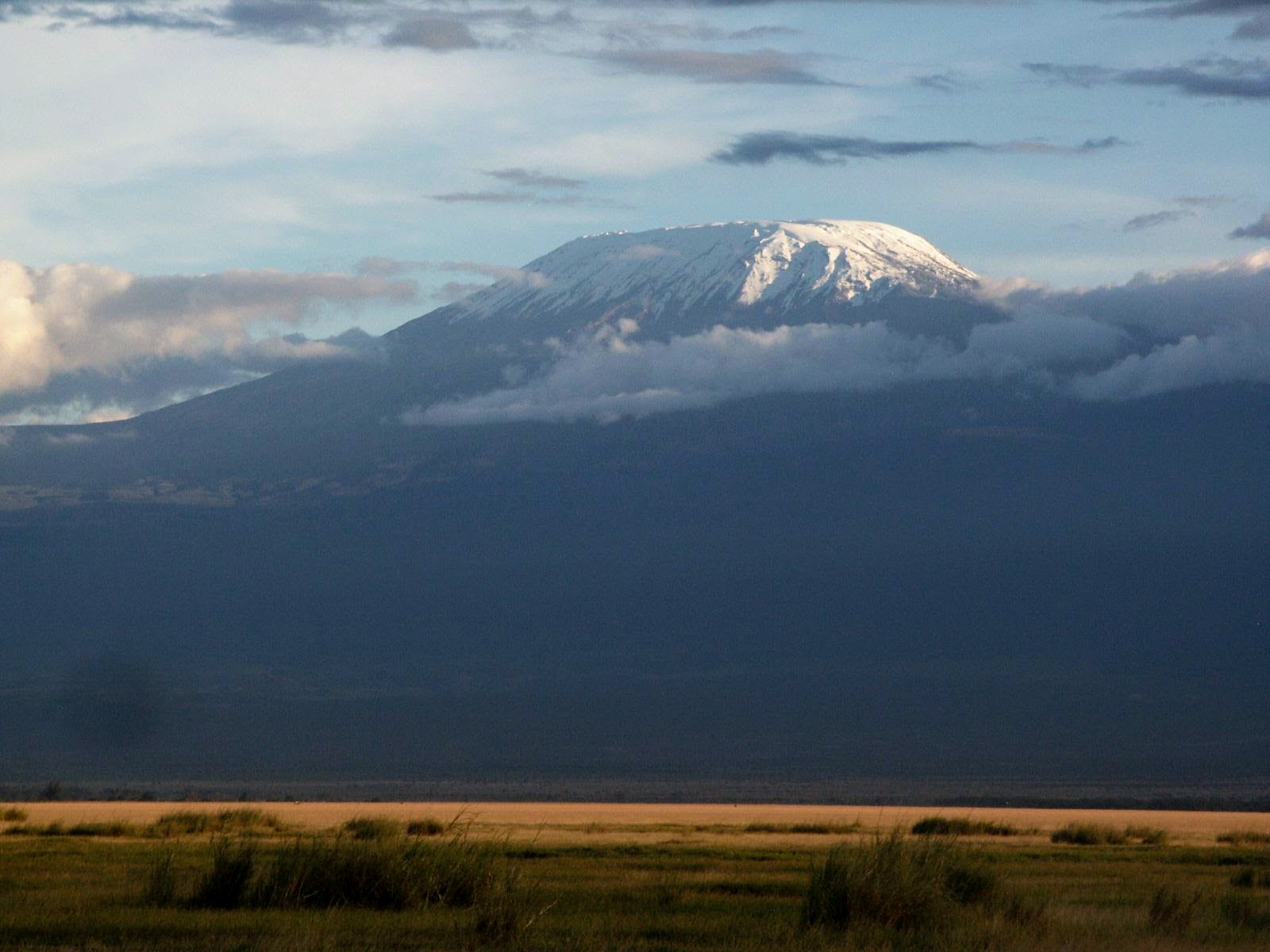 Der schneebedeckte Kilimandscharo über der Savanne des Amboseli Nationalparks