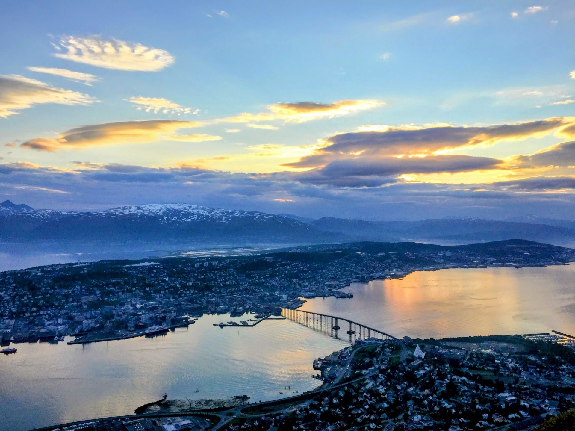 Ewige Sonne über eisigem Meer