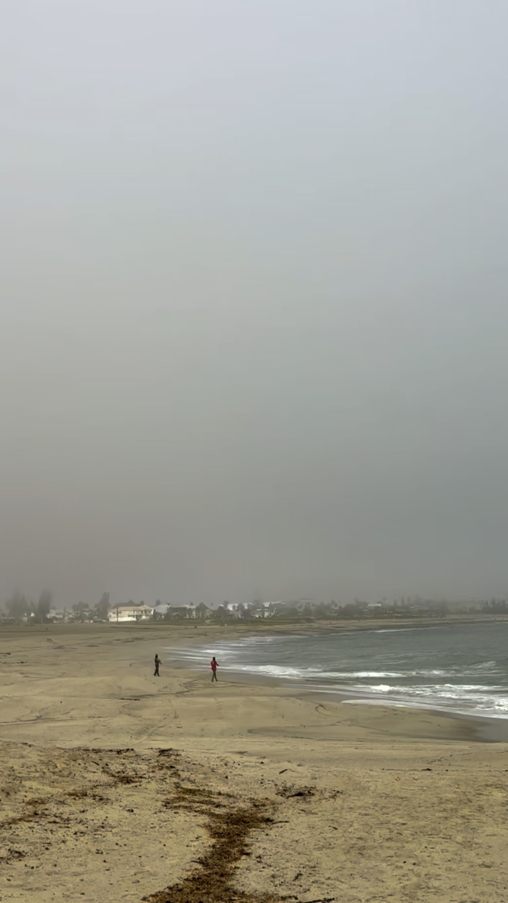 Nebel und Brandung am Atlantikstrand von Swakopmund