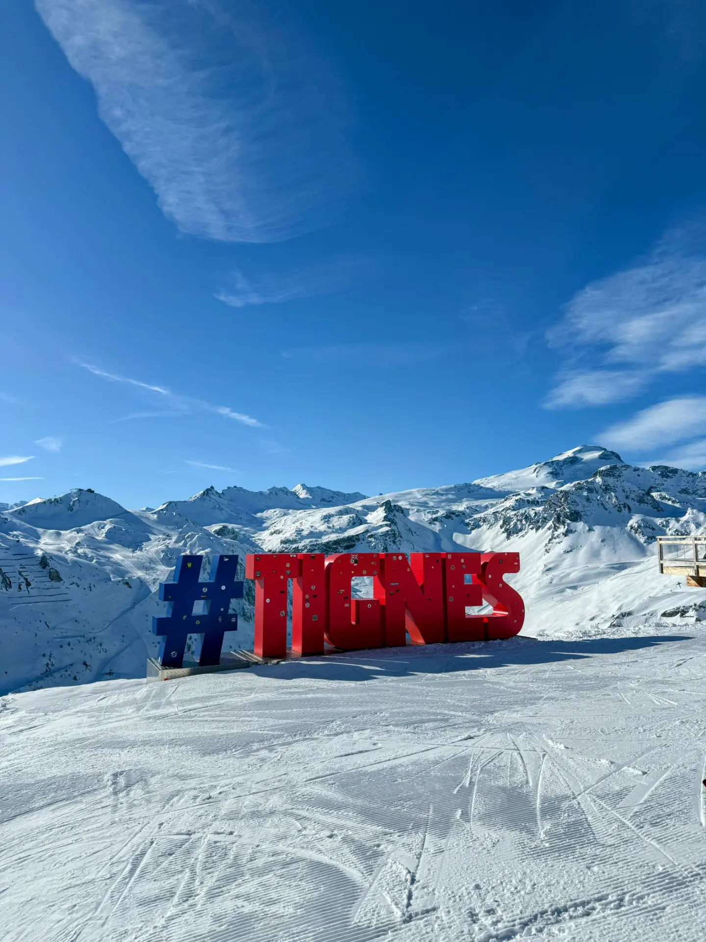 Grosser #TIGNES-Schriftzug im Schnee vor Bergpanorama